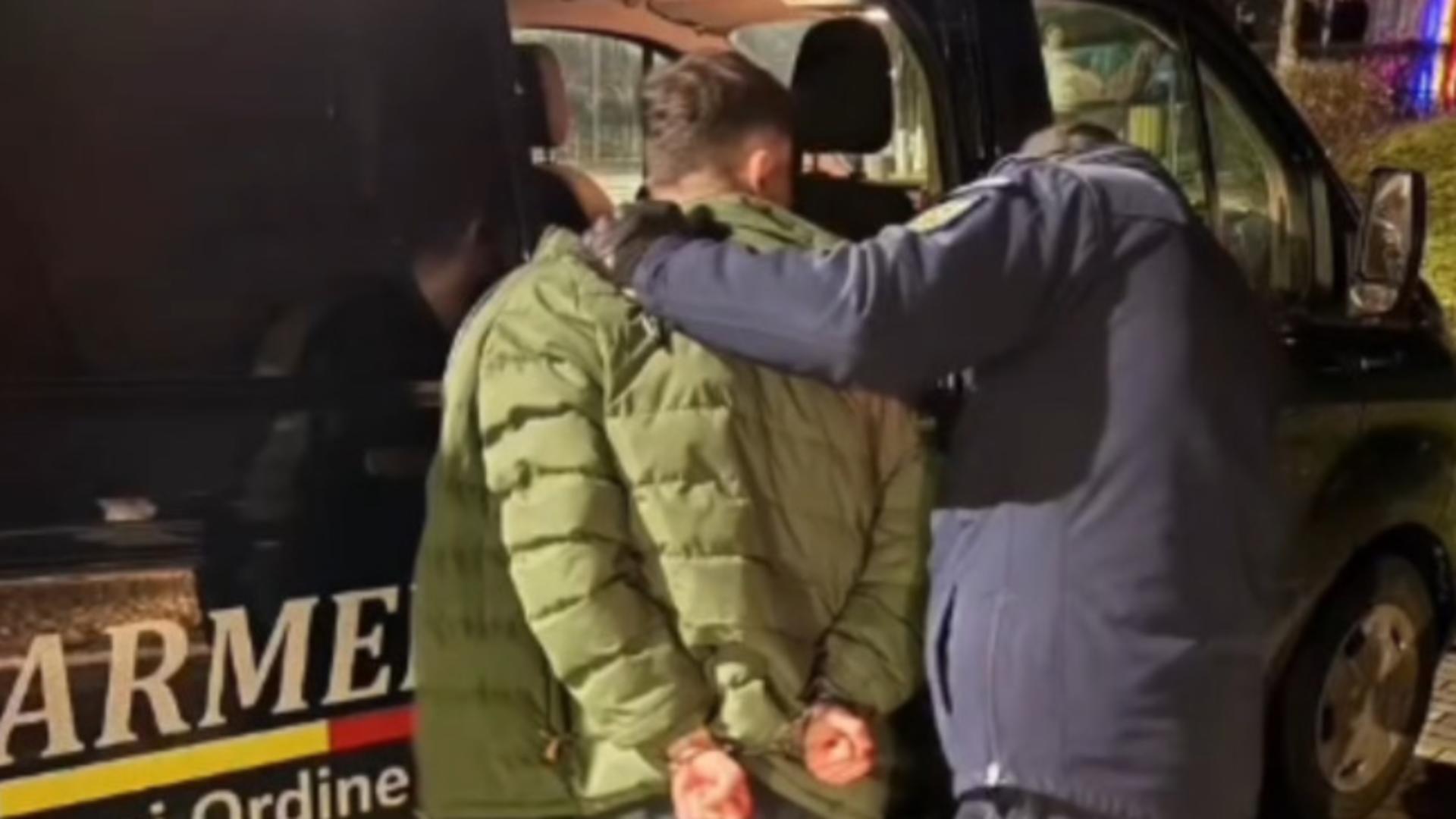 Incident periculos în Zalău. Tânăr care își amenința colegii cu un cuțit, imobilizat de jandarmi.