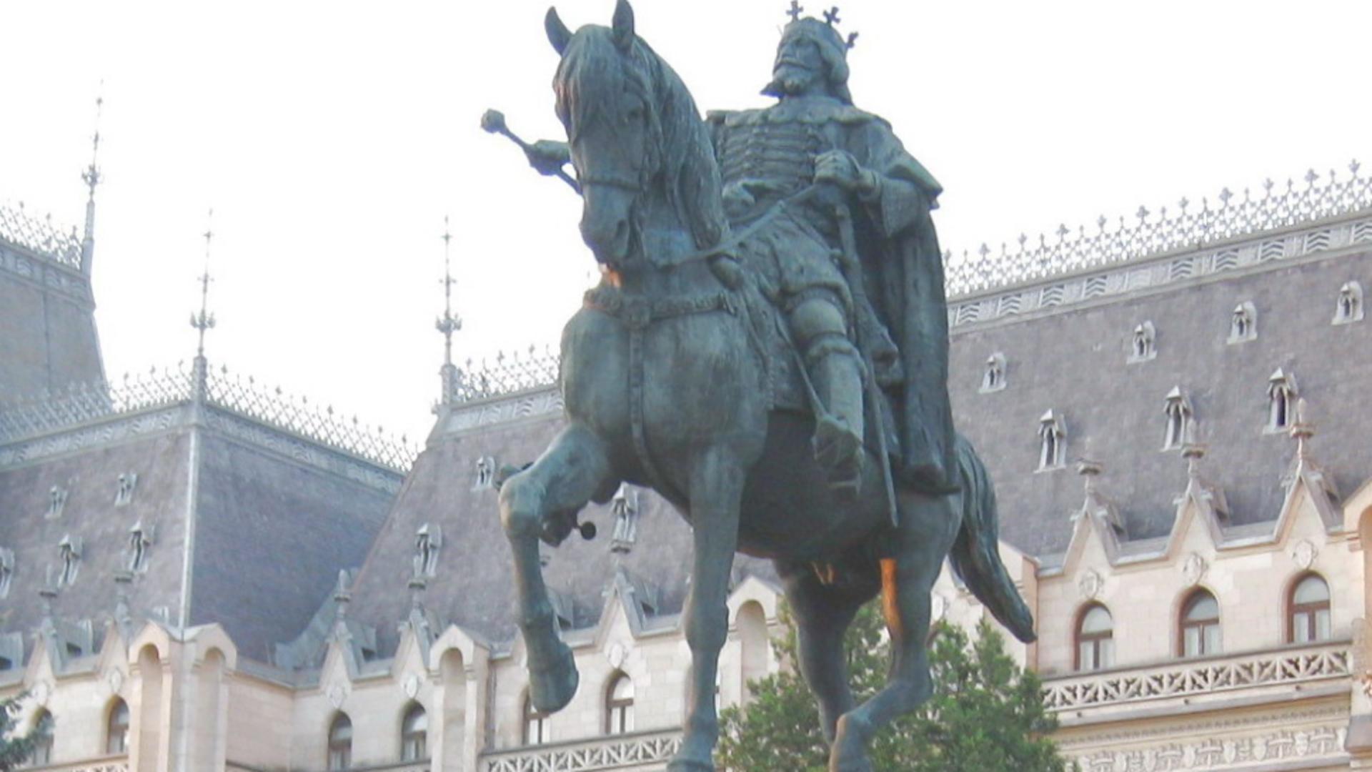 Secret ascuns în burta calului. Descoperire uluitoare în statuia lui Ștefan cel Mare din Iași   - VIDEO