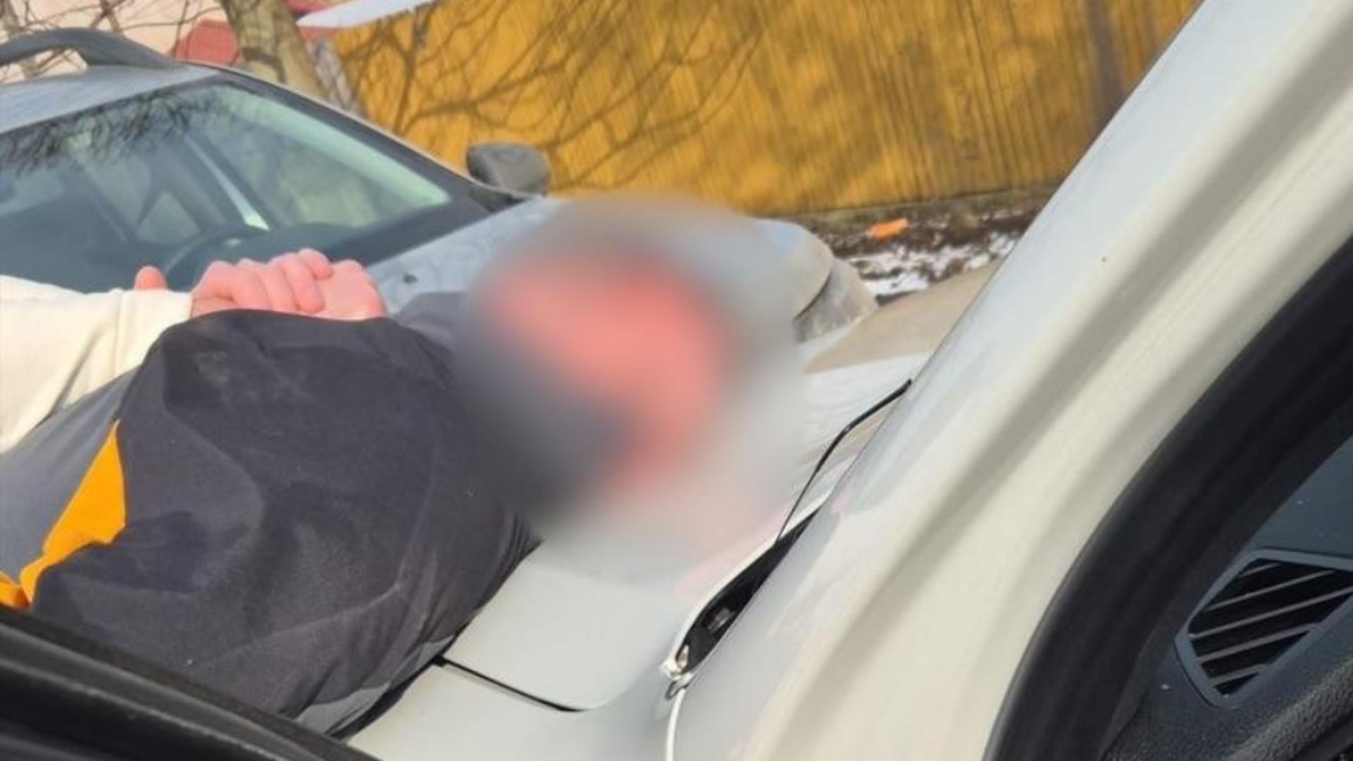 Rețea de trafic de droguri, destructurată. Doi polițiști au fost răniți în timpul flagrantului.