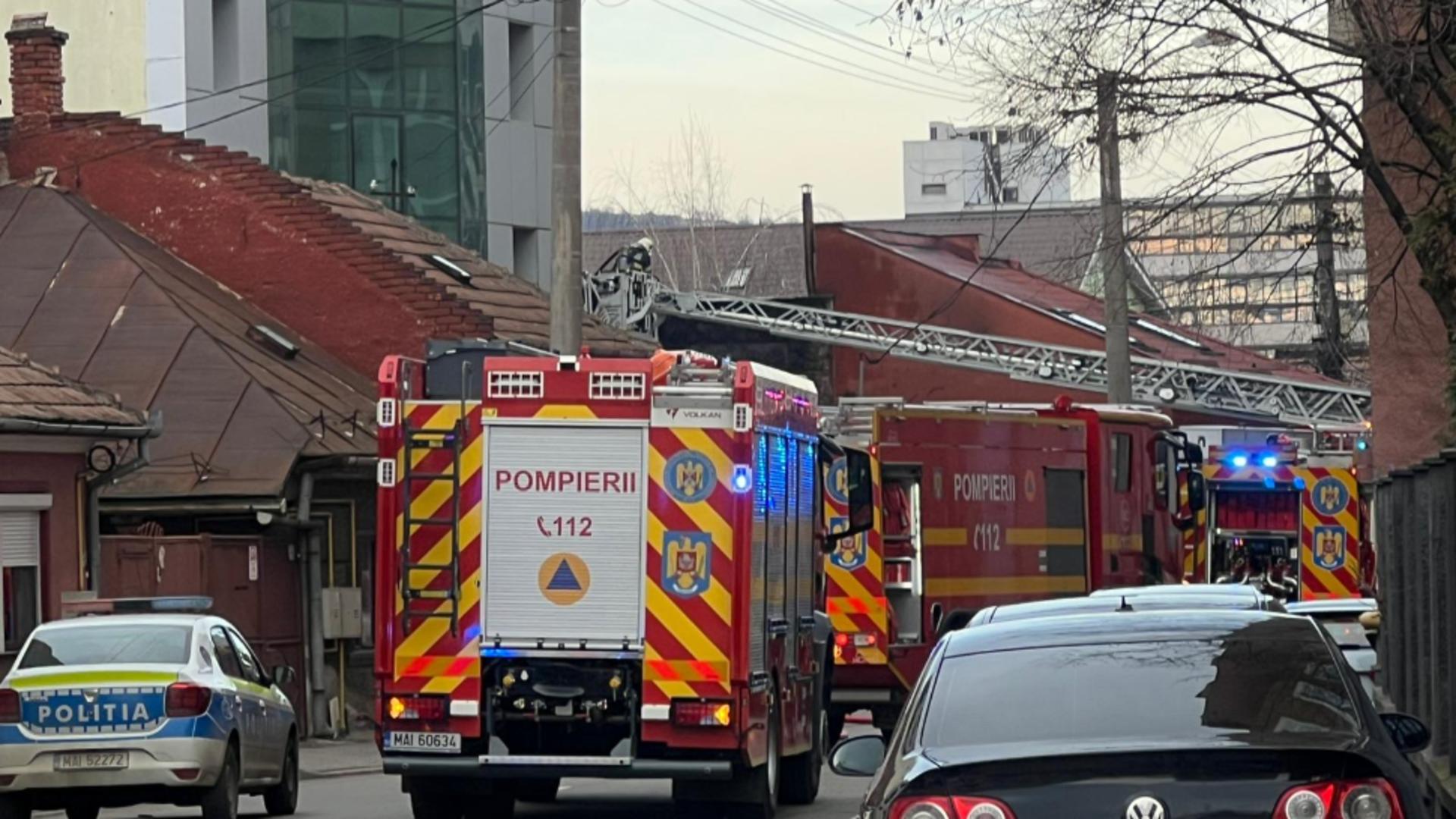Explozie și panică în Cluj. Flăcările au cuprins o autoutilitară și fațada unui bloc
