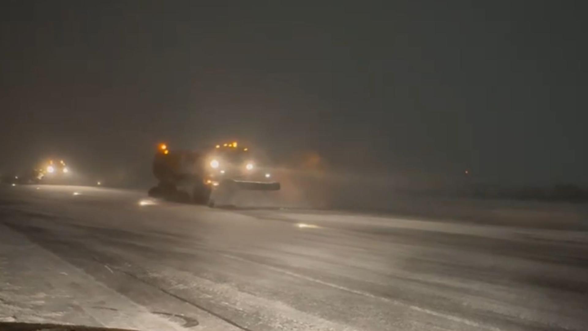 Pistele de pe aeroporturi, înzăpezite. Oficialii intervin de urgență
