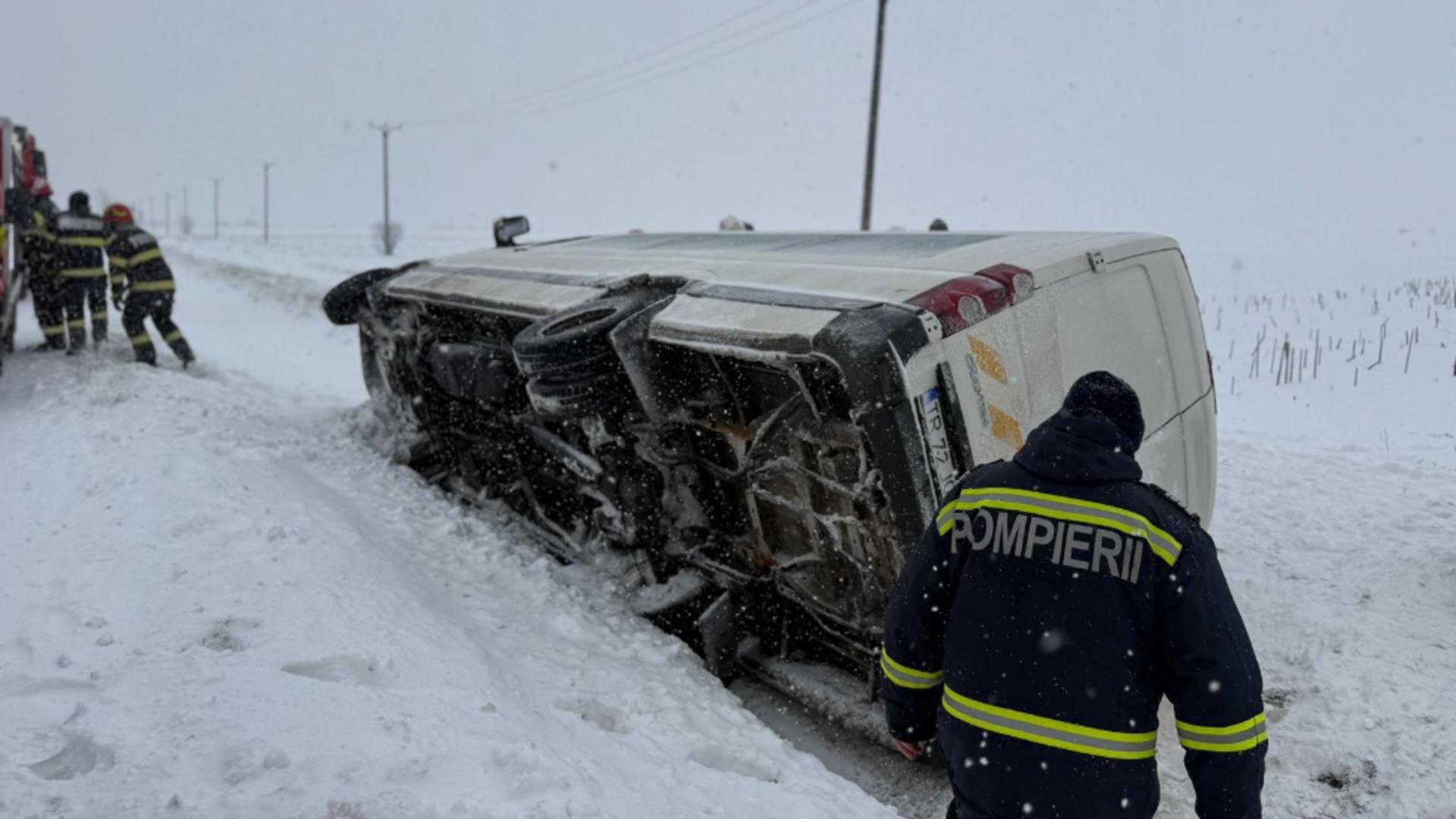 Microbuz cu 16 pasageri, răsturnat în Giurgiu, pe DN5. A fost activat Planul Roșu de Intervenție