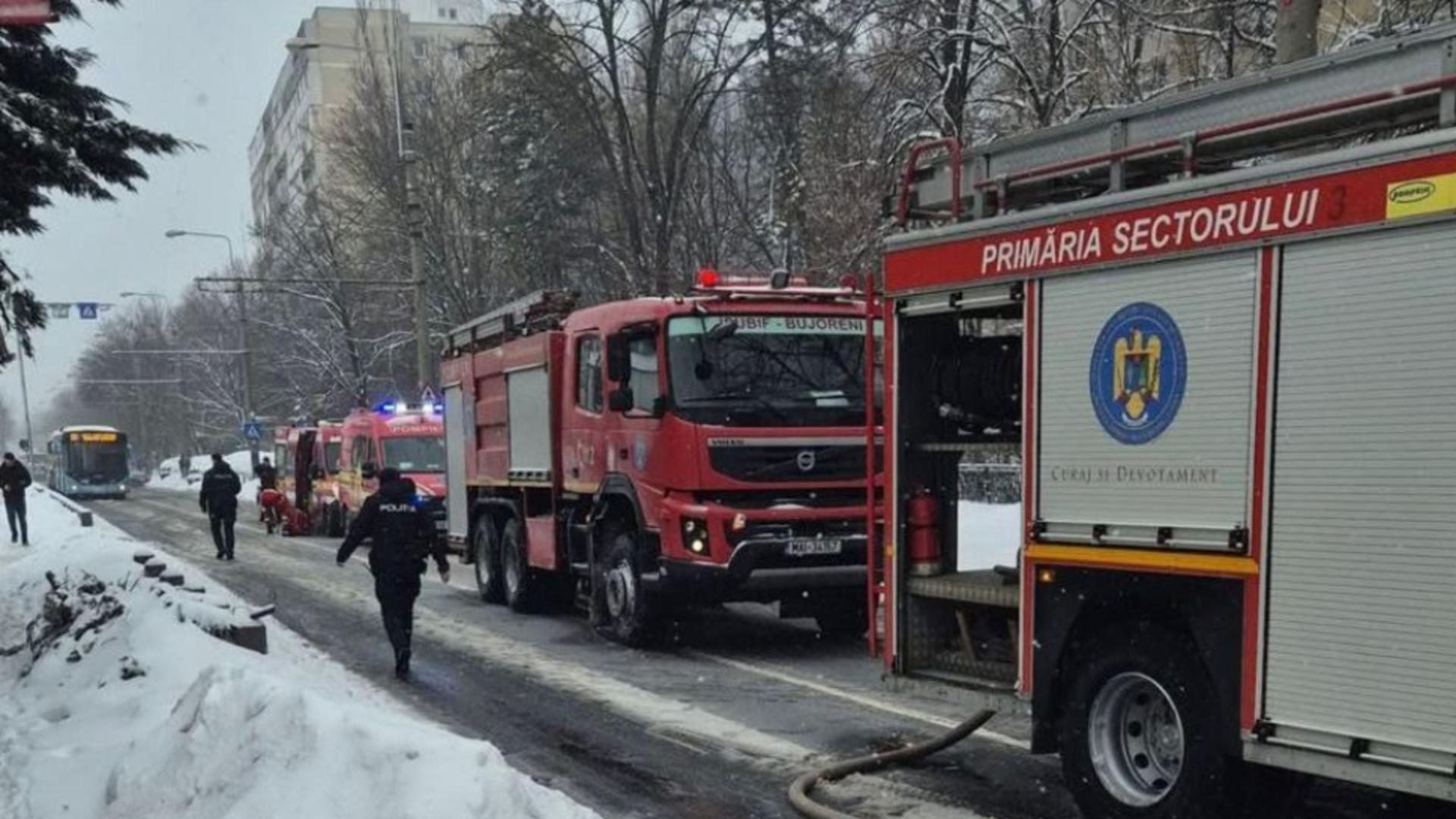 Incendiu la un apartament din Capitală. Un bărbat de 60 de ani, transportat la spital