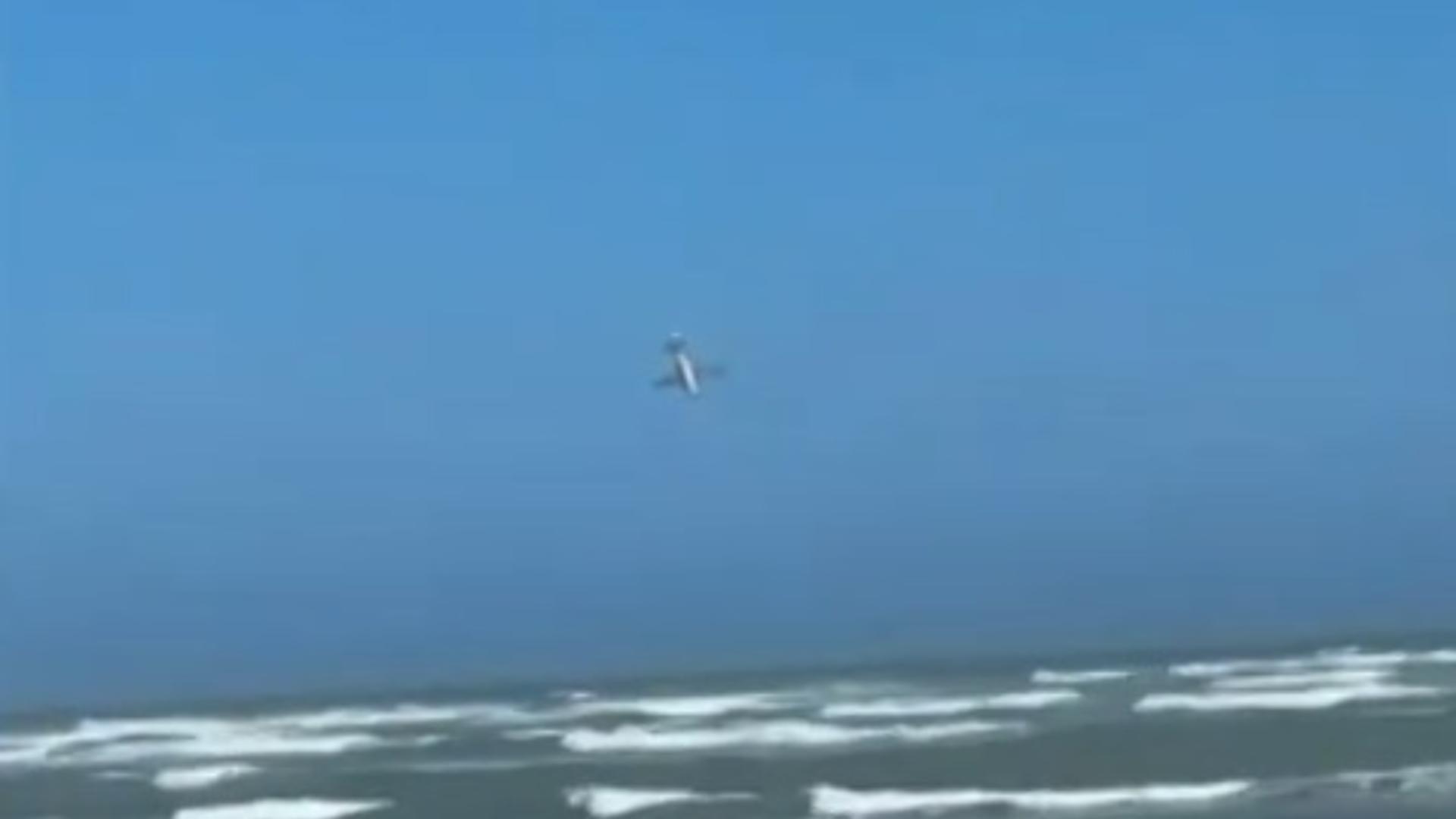 Momentul în care un avion se prăbușește în ocean. Trei oameni au murit.