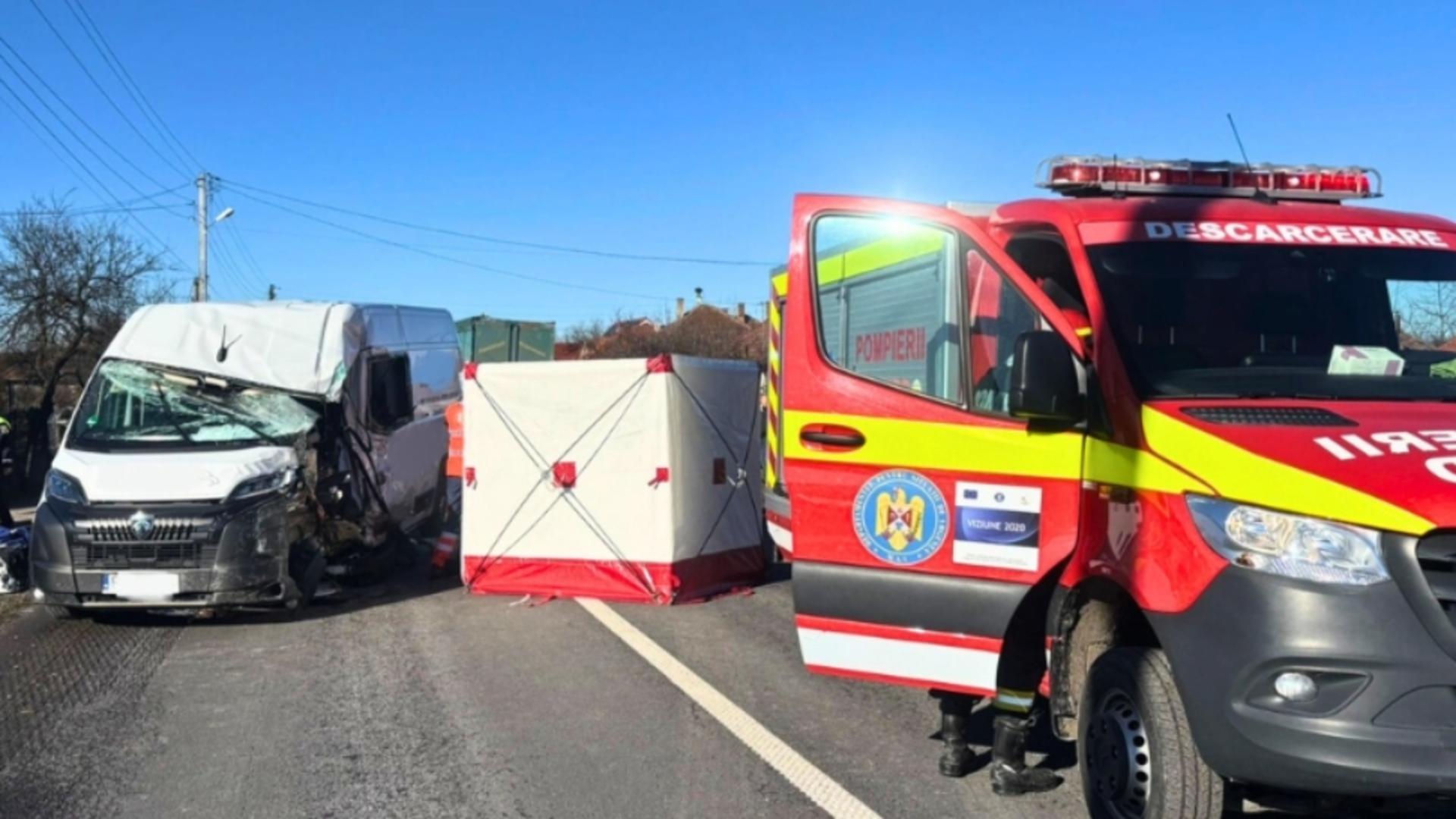 Accident grav în județul Bijor. Un șofer de microbuz, în stare gravă. Sursa foto: ISU Crișana