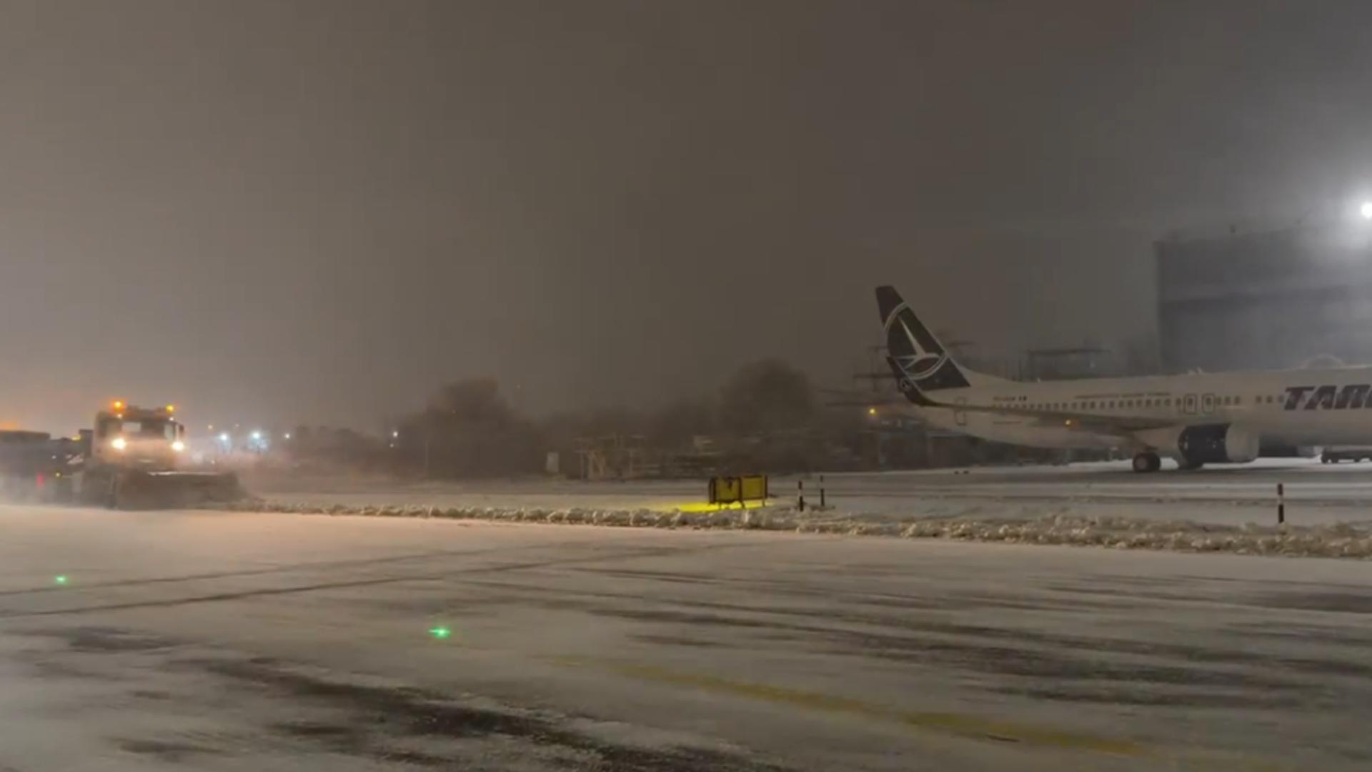 Iarna extremă a creat probleme în 14 județe. Zboruri anulate pe Aeroportul Otopeni din cauza zăpezii