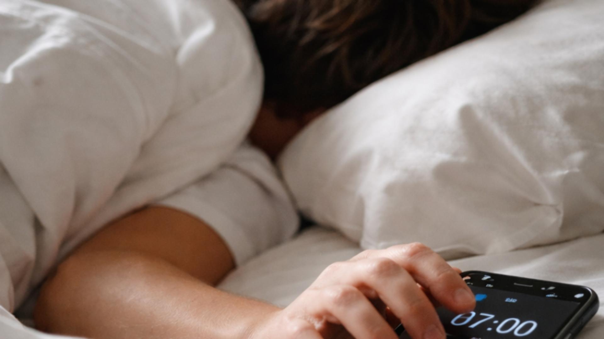 De ce nu este bine să amâni alarma dimineața.