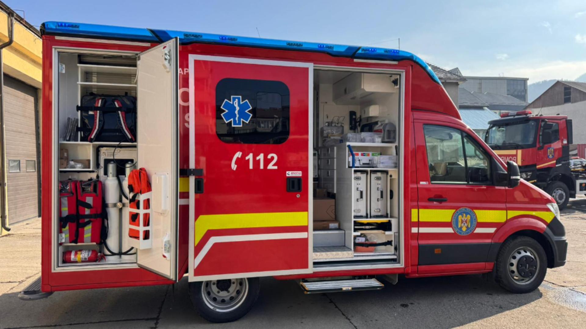 Ambulanțele nu intră la rampa spitalelor fiindcă sunt prea late. Foto/ISU Neamț