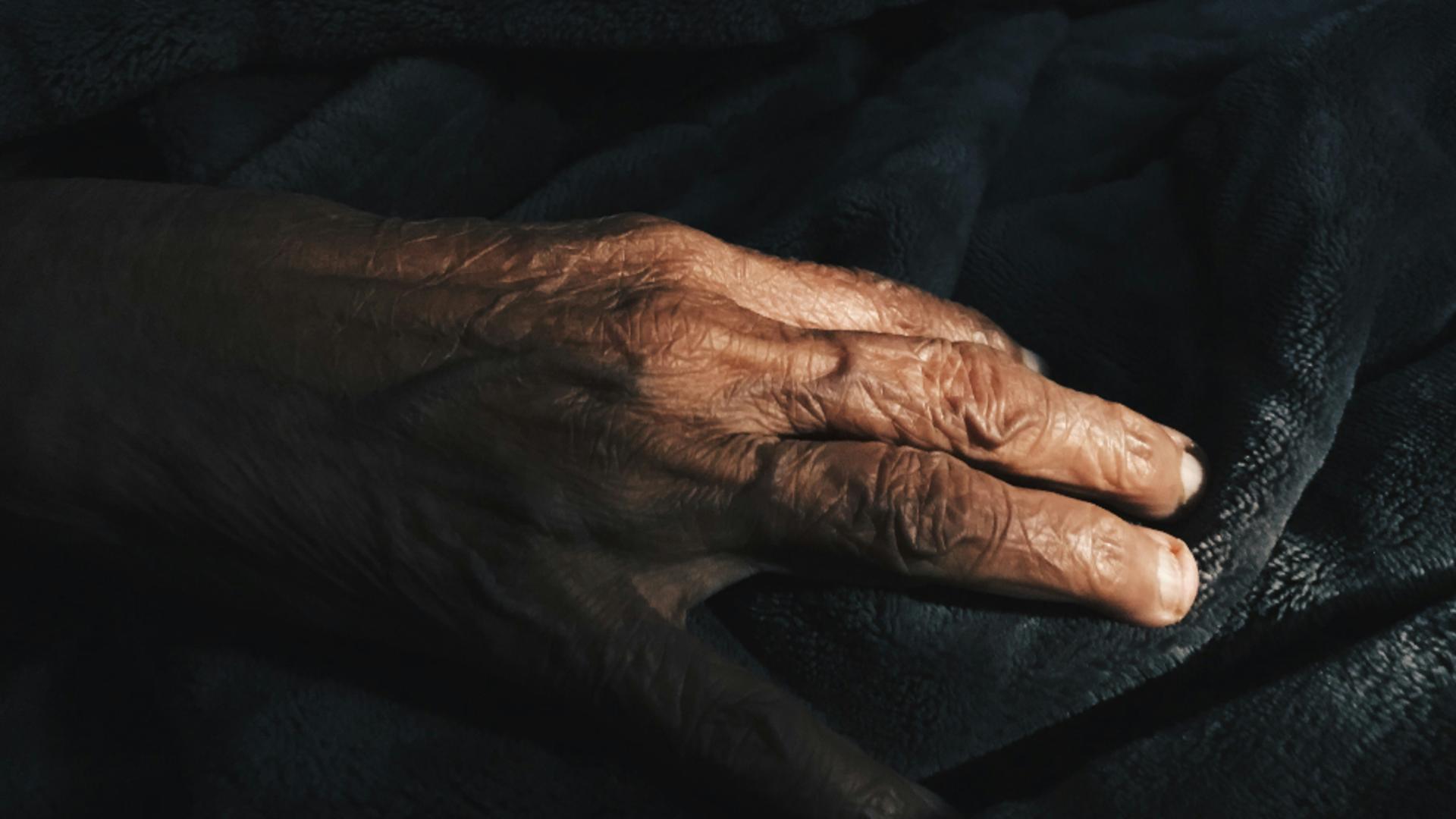 Bătrânii din Iași îngheață în case din cauza sărăciei.