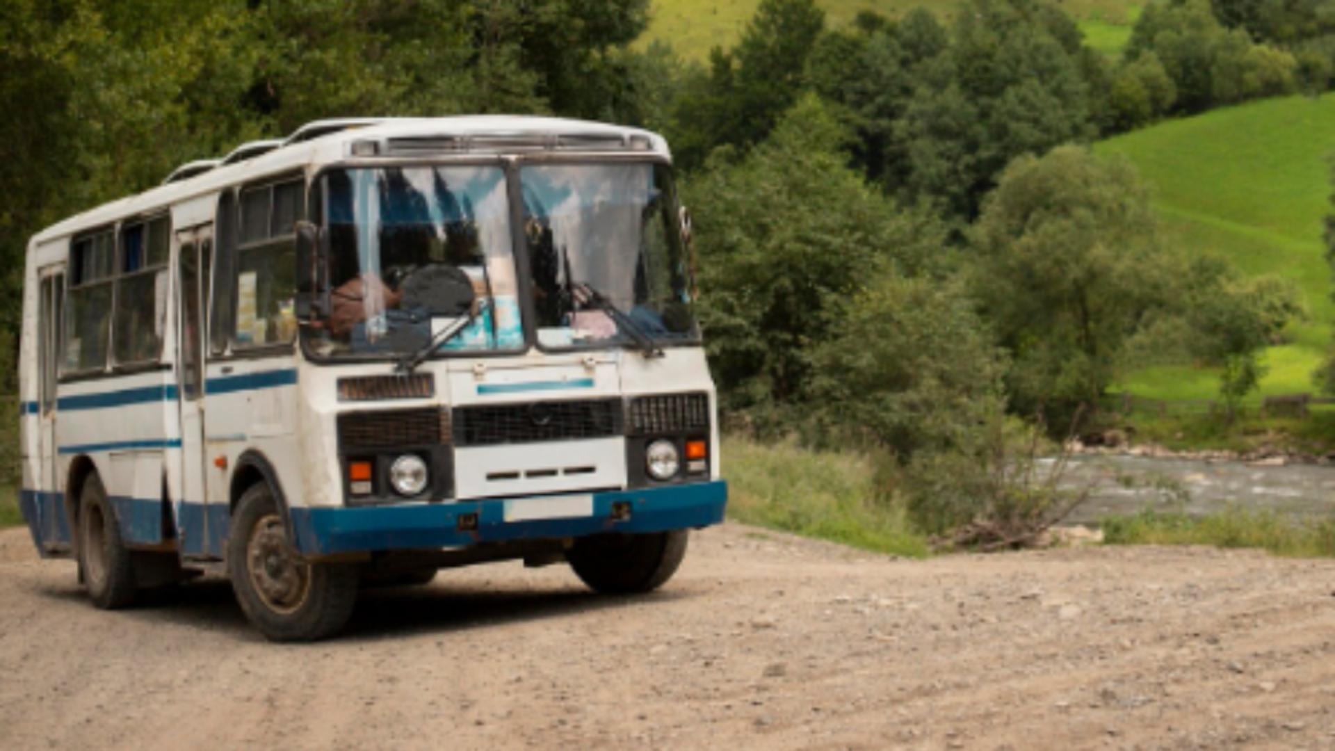 și‑a investit toate economiile într‑o casă, iar acum află că un autobuz îi va trece prin grădină