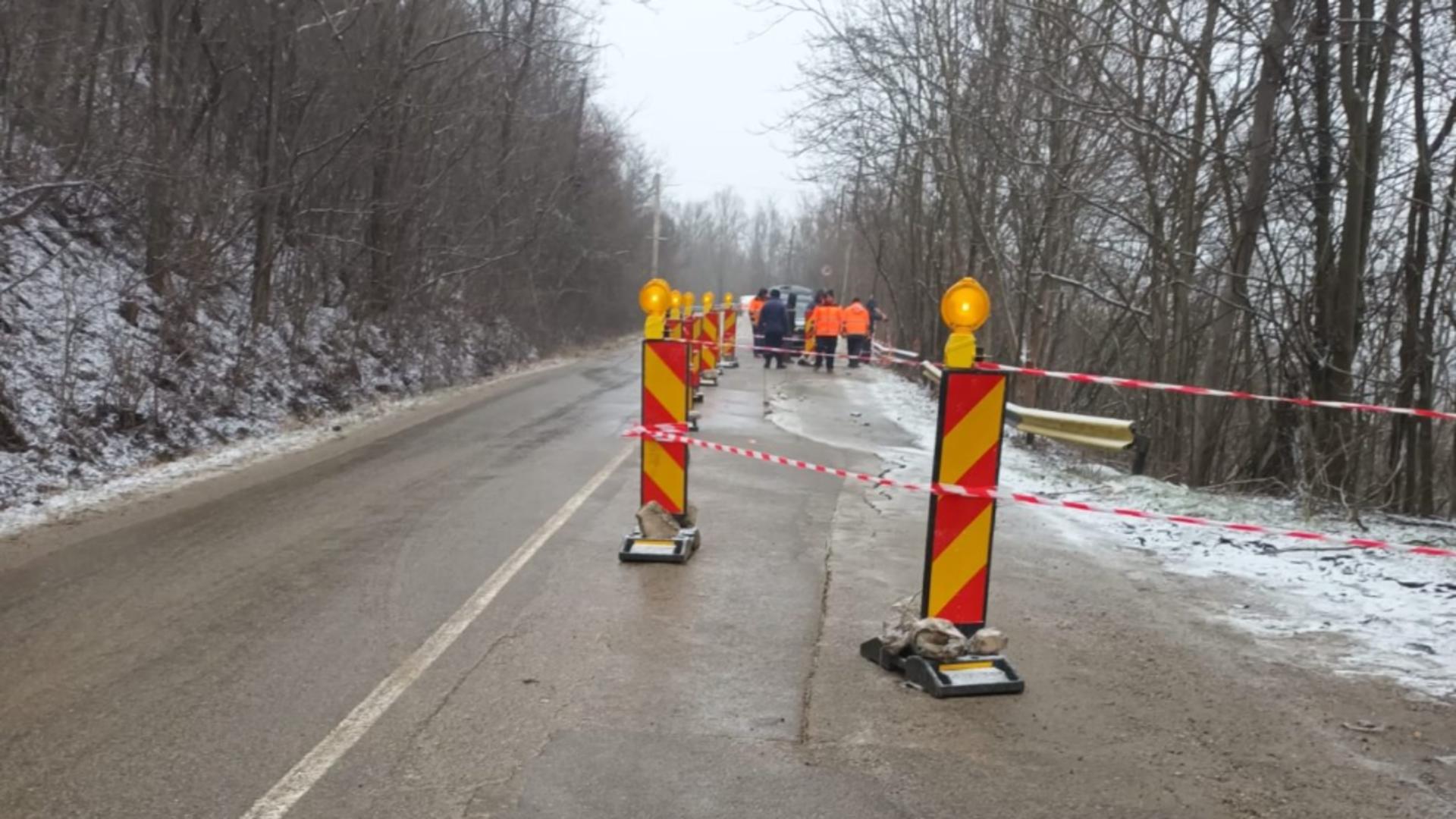 Un drum județean din Buzău care trebuia să fie deja reabilitat s-a surpat din cauza alunecărilor de teren.
