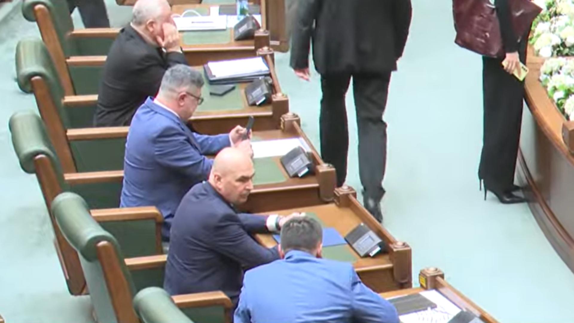 Moțiunile împotriva premierului Bolojan și a unor miniștri USR au PICAT. Opoziția lansează acuzații grave la adresa Coaliției care l-a susținut – LIVE TEXT