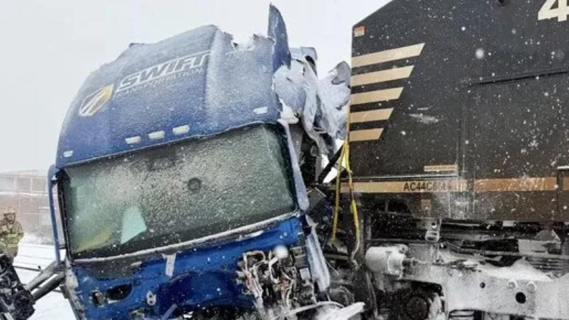 Accident spectaculos în SUA. Un TIR blocat în zăpadă, lovit de un tren.