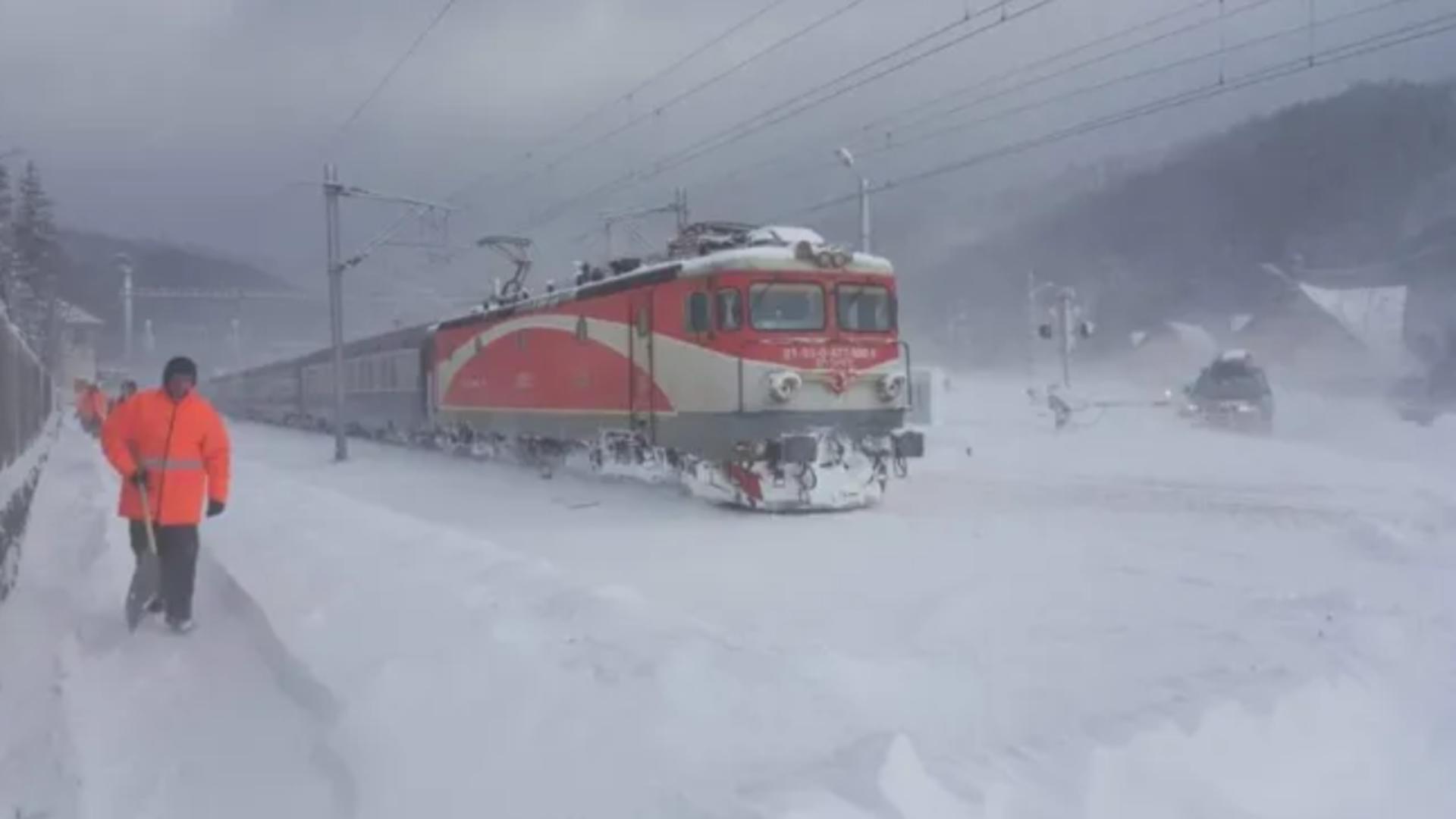 Circulația trenurilor, afectată de viscol. Oamenii sunt blocați în vagoane. Întârzieri de peste trei ore