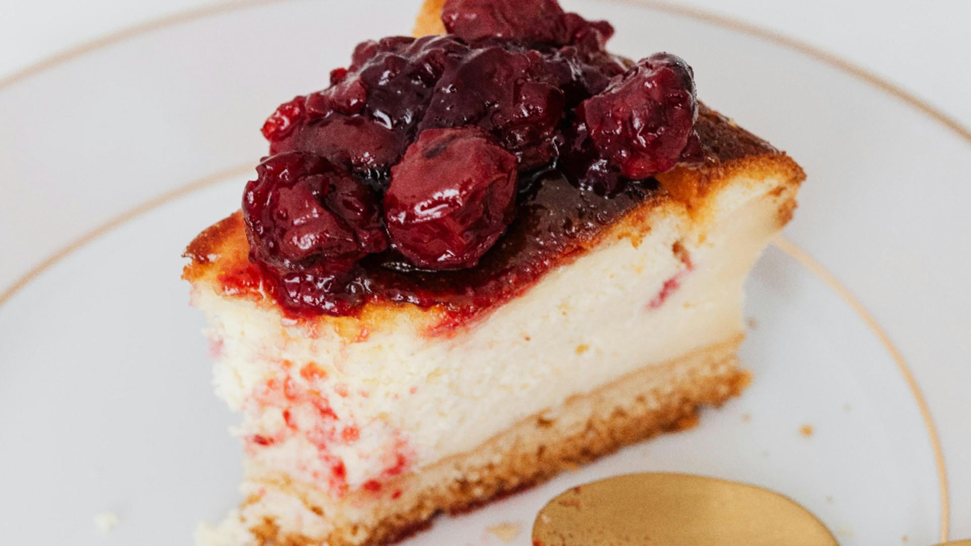 Rețetă de cheesecake fără coacere, cu fructe de pădure. Desertul care se prepară simplu și este un deliciu