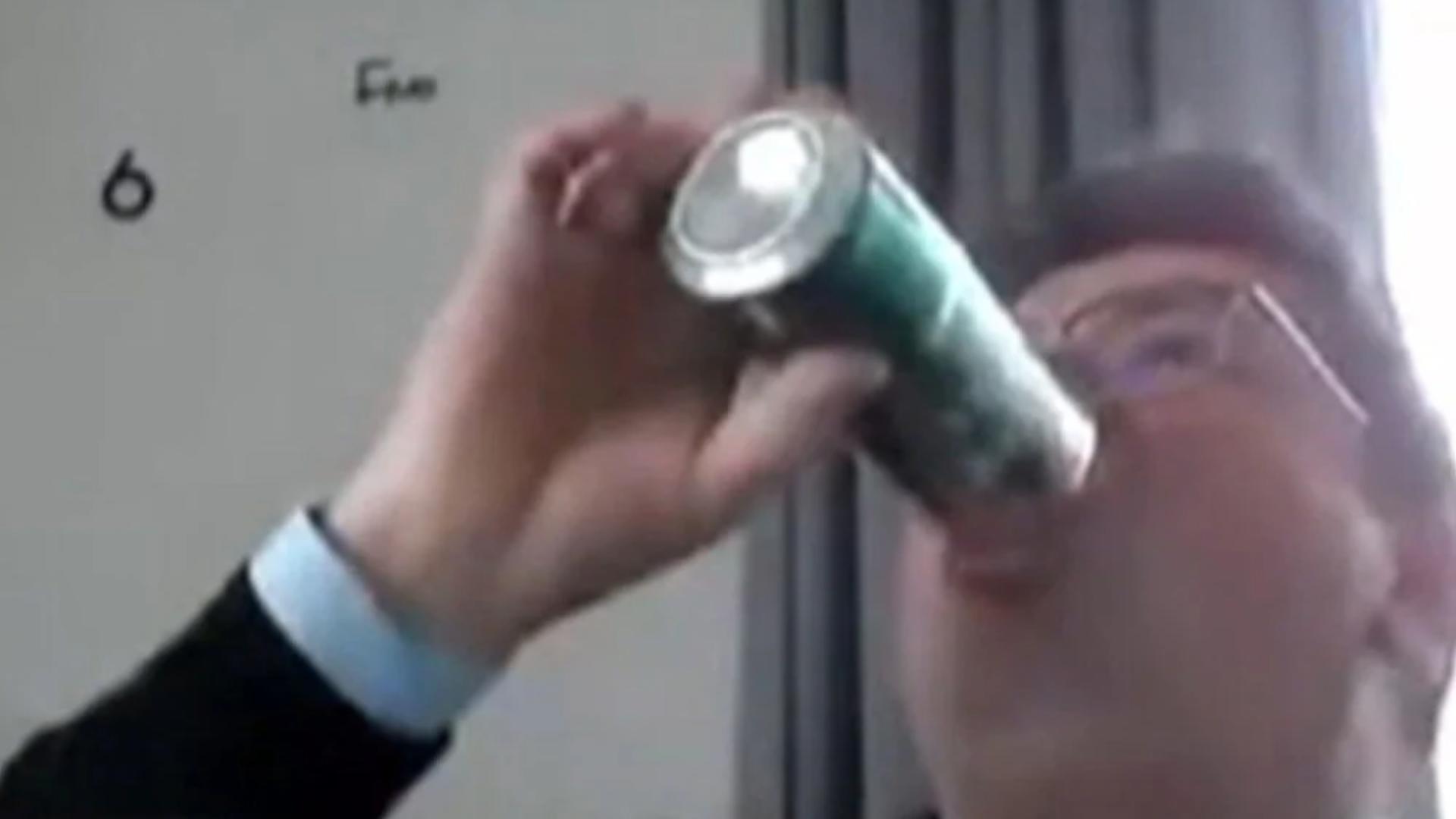 Consilier PNL, surprins cinstindu-se cu o bere