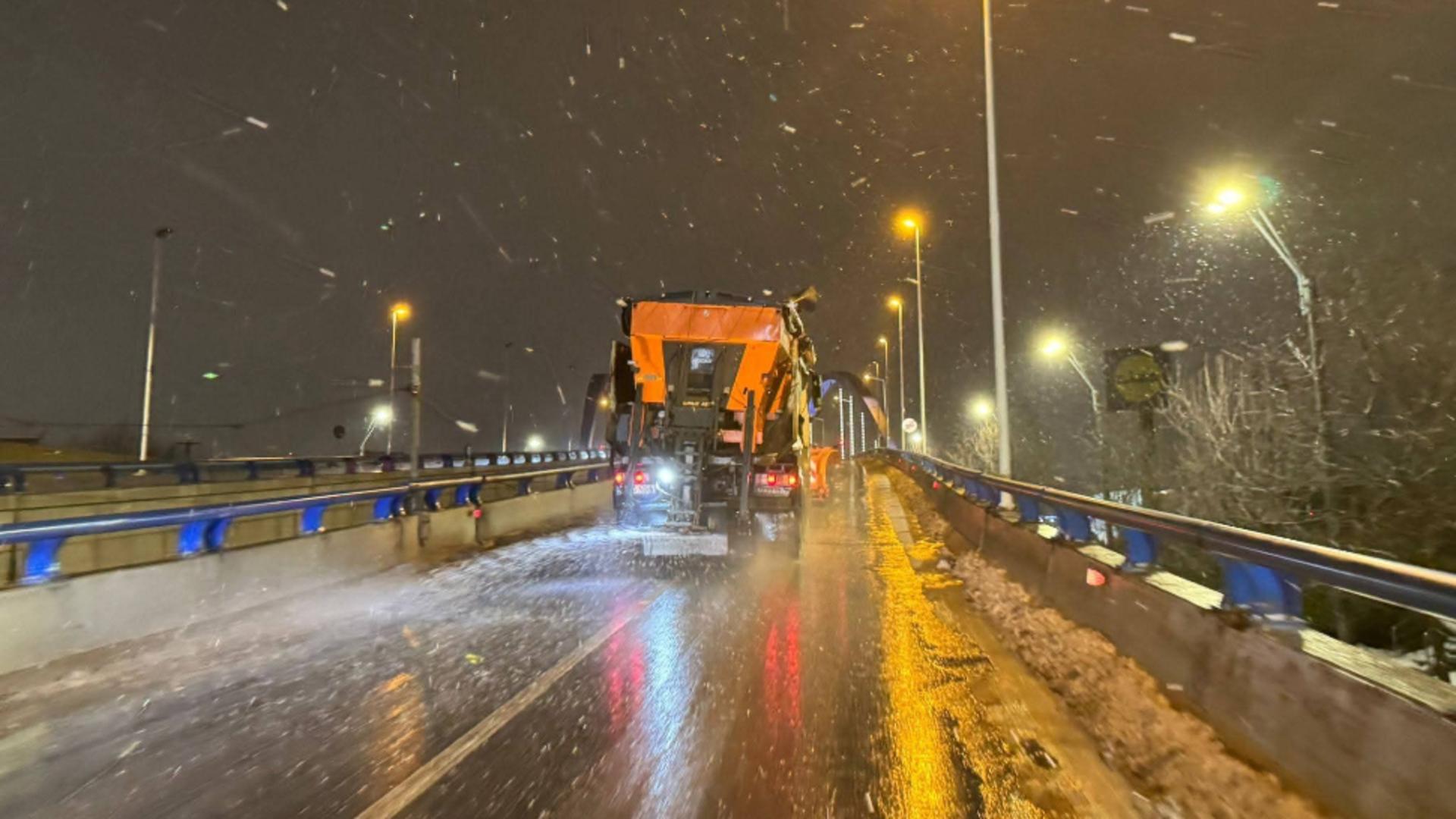 Primăriile de sector au scos utilajele pe stradă. Foto/PMB