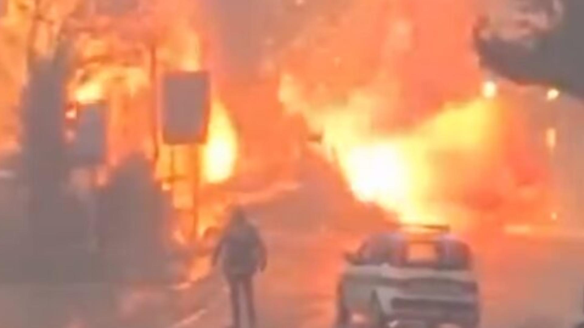 Explozie devastatoare în Italia. O dubă încărcată cu butelii de oxigen a sărit în aer.