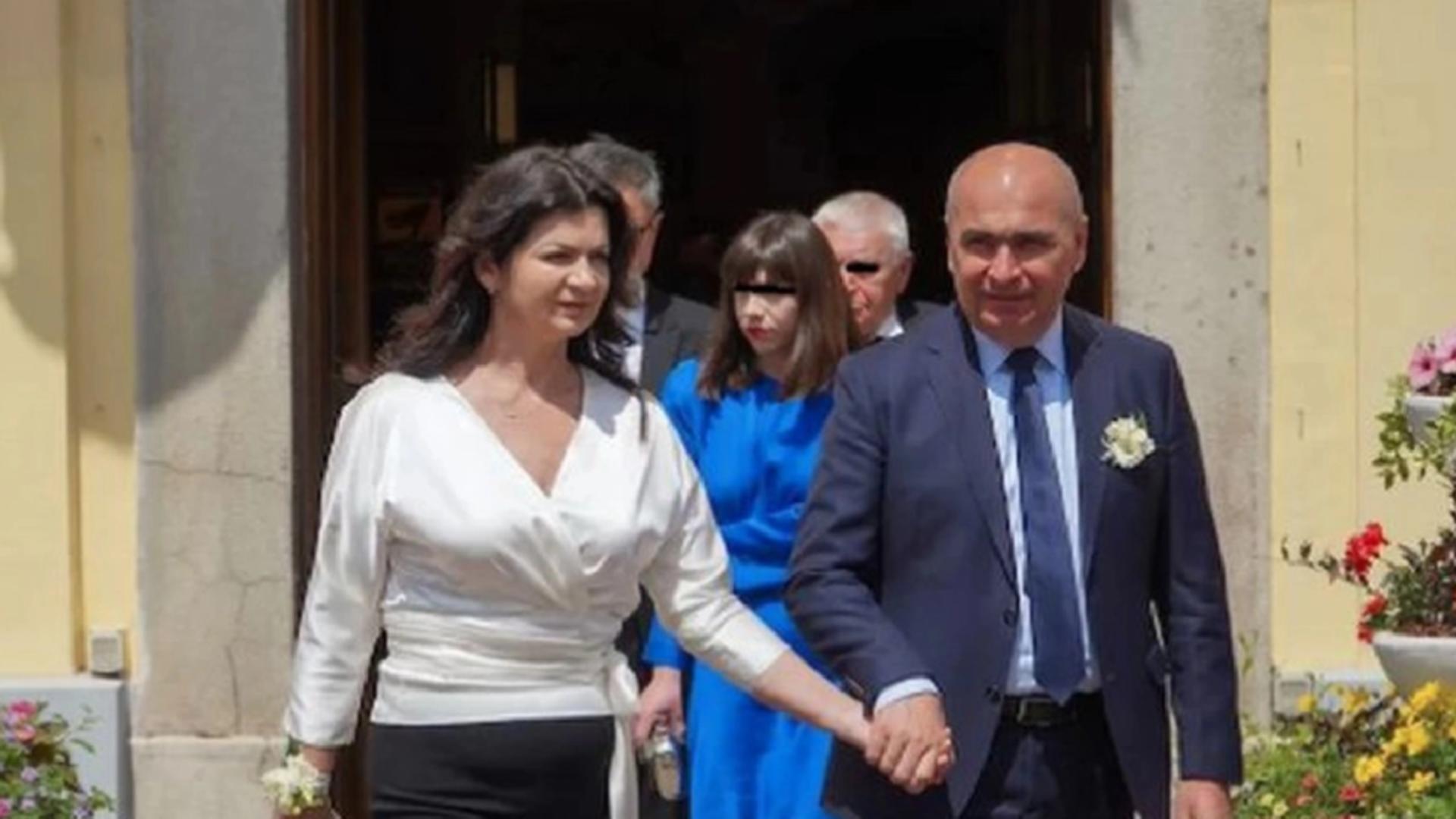 Cât câștigă partenera lui Ilie Bolojan