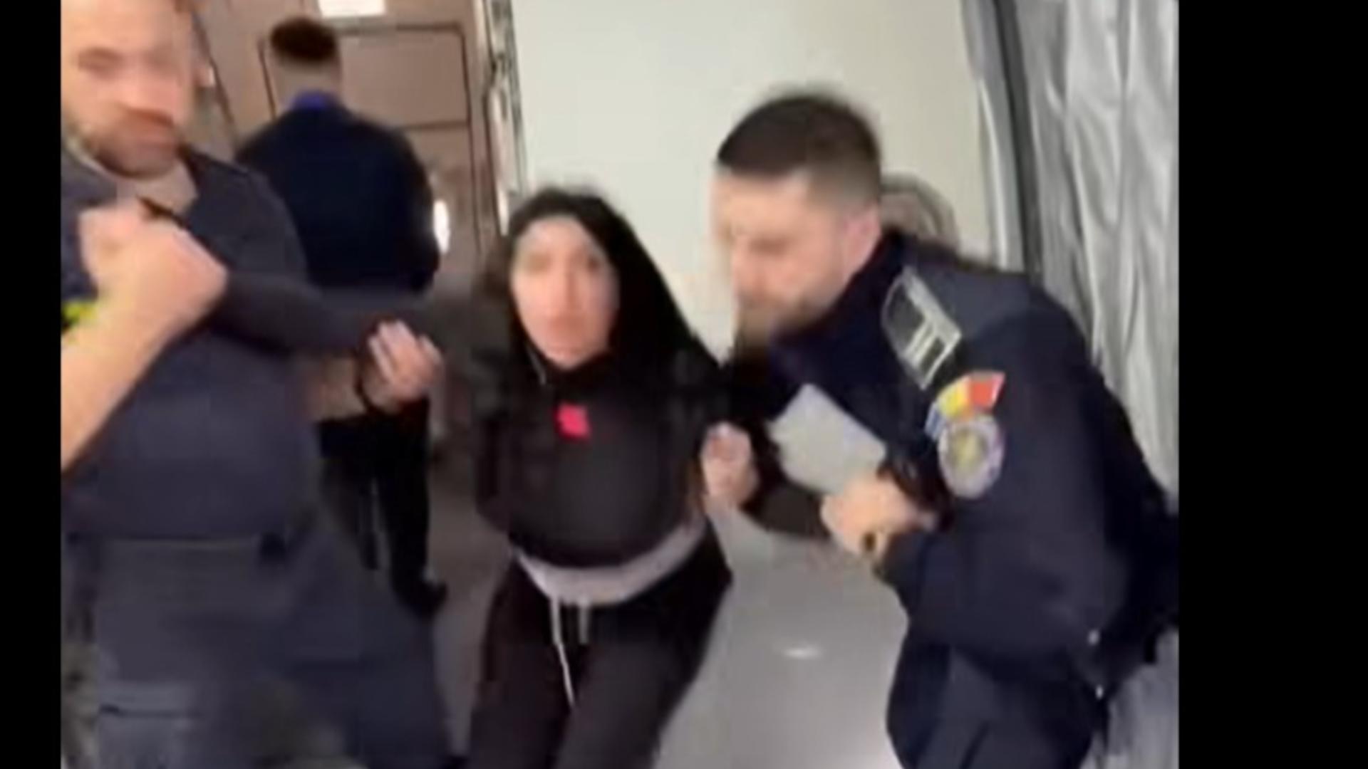Momentul în care polițiștii de fronțieră agresează pasagera. Foto/Captură video