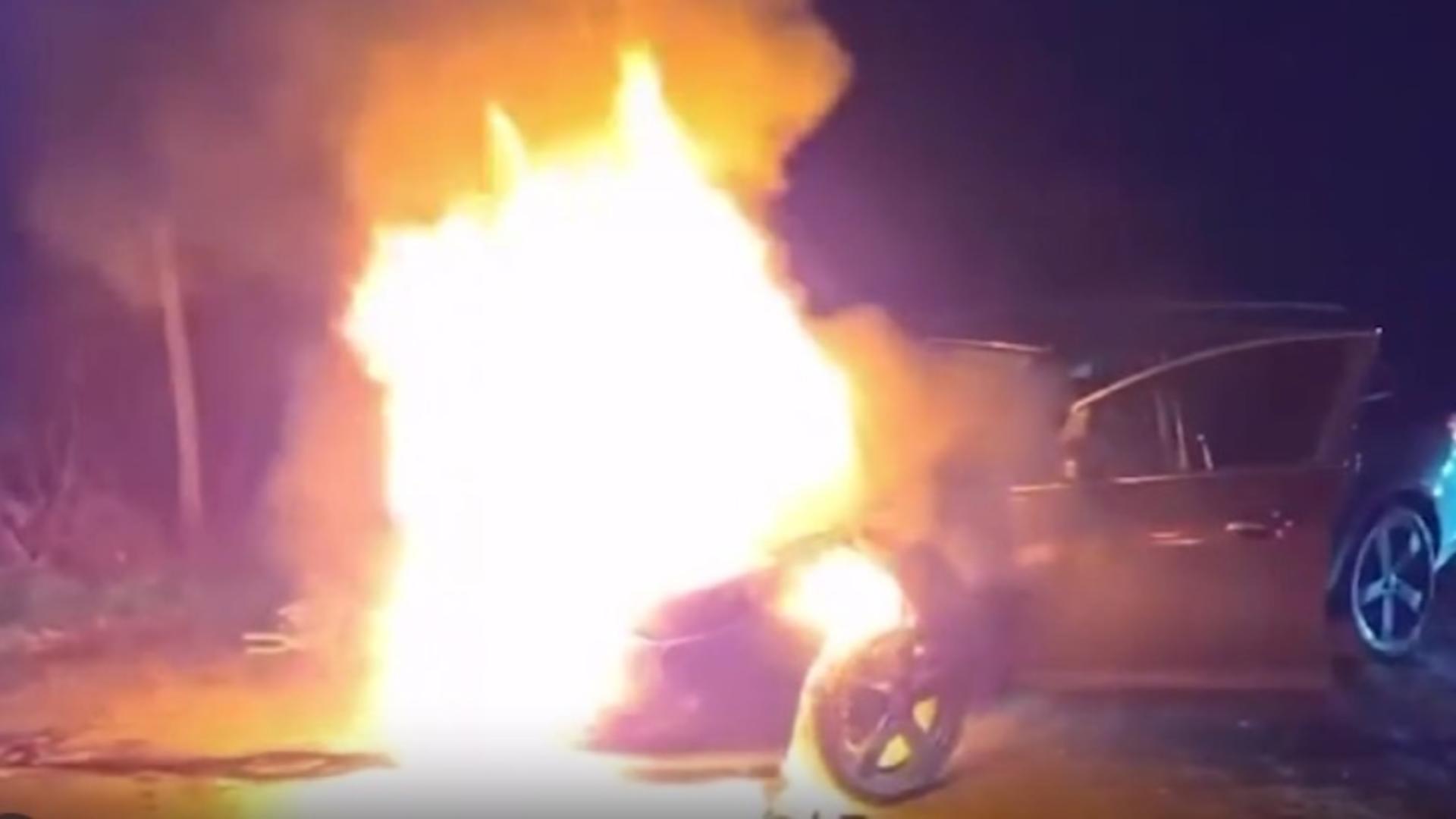 Mașină în flăcări