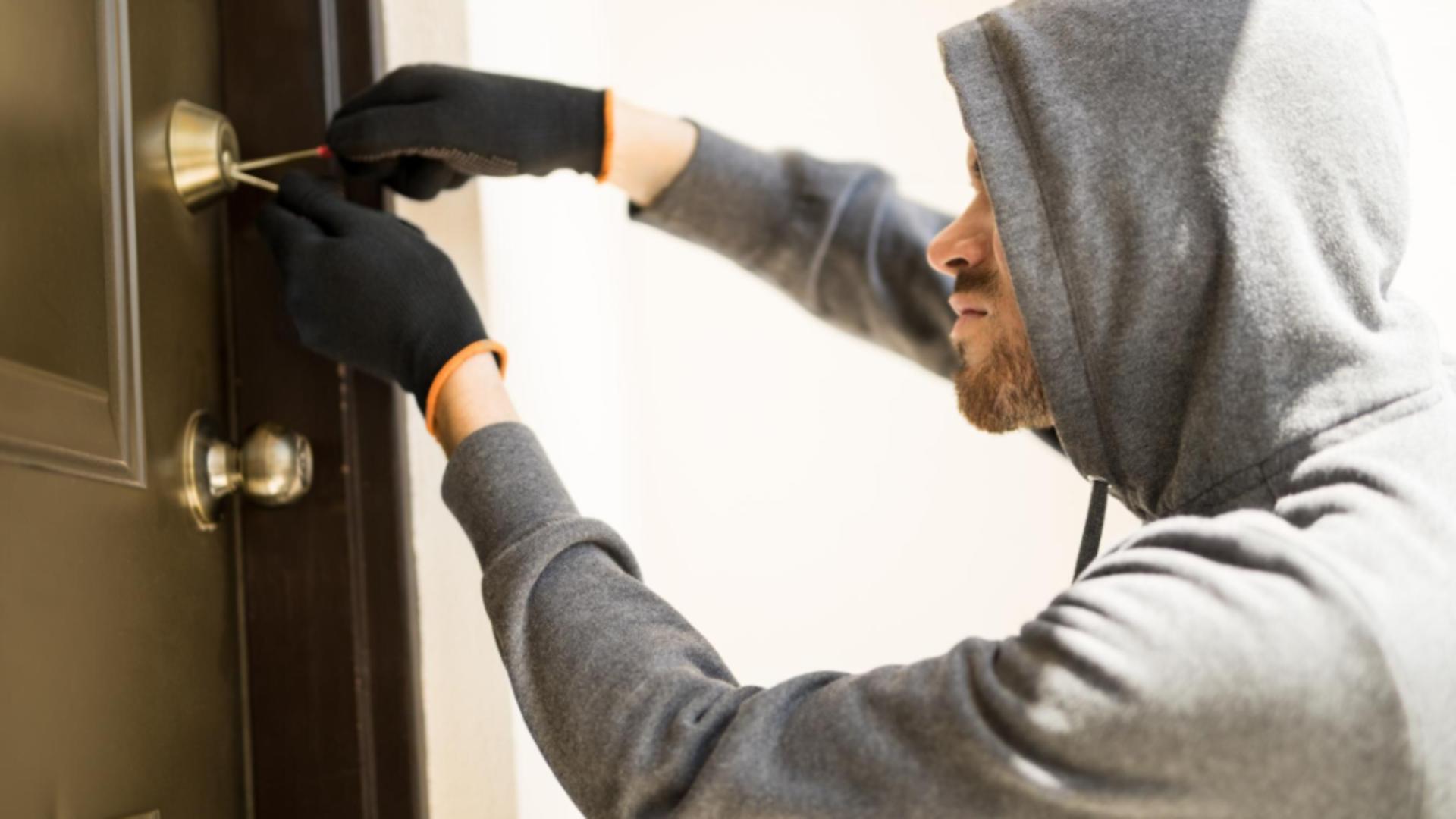  Cum fentează bandele de români intrarea în Marea Britanie pentru a fura din case