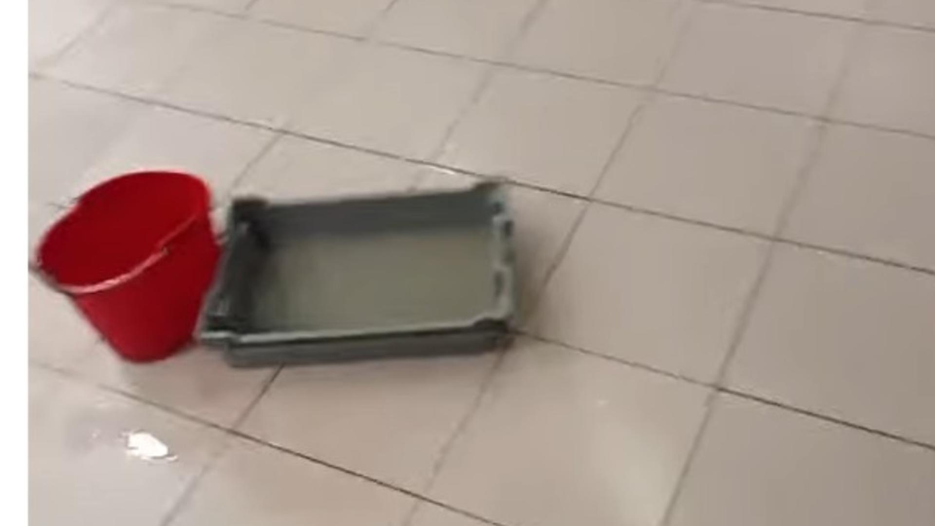 Găleata, clasicul „sistem de scurgere”, „instalat” pe Aeroportul Otopeni. Foto/Captură video