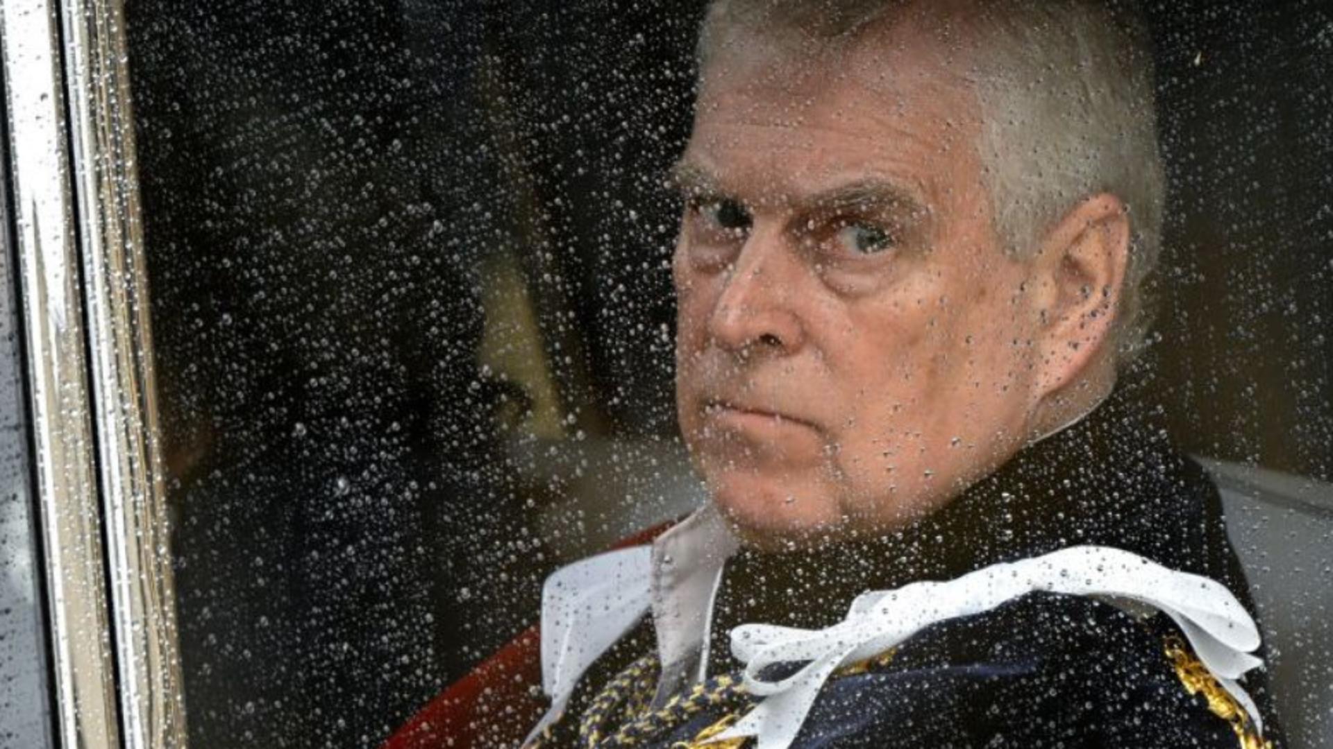 Prințul Andrew speriat în mașina de poliție, pe pereții Muzeului Luvru.