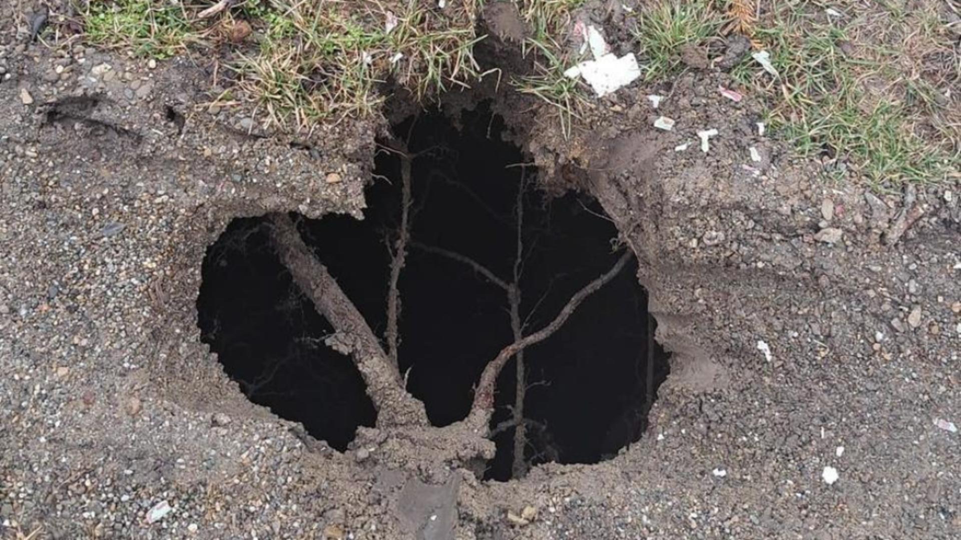 Intervenție a pompierilor într-o comună din Iași, după o tasare de teren produsă într-o gospodărie/ Foto: ISU Iaşi