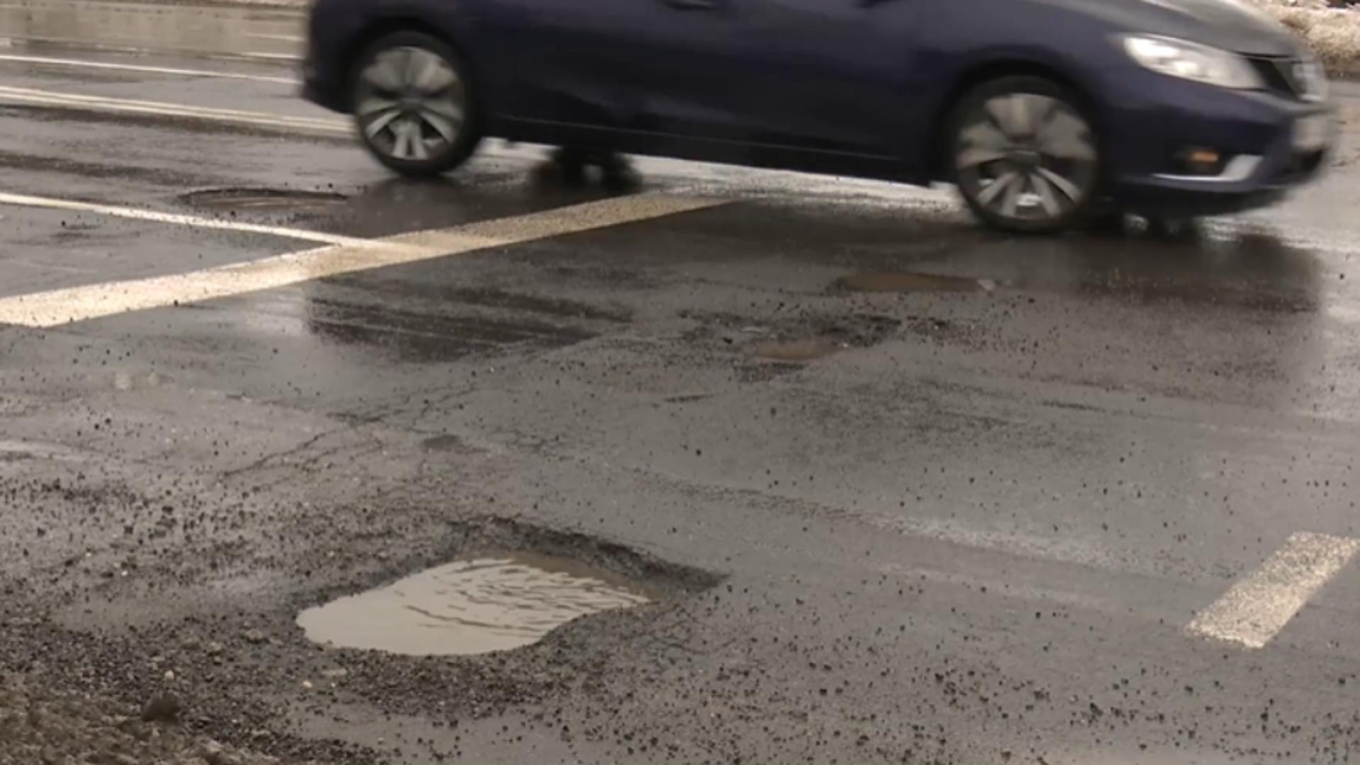Românii au cratere pe străzi, chiar dacă plătesc impozite mărite