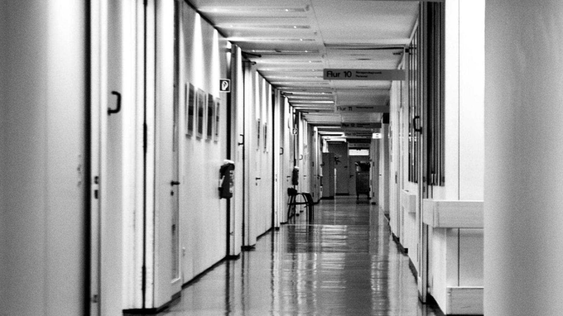 O pacientă a refuzat să plece din spital, la cinci luni după externare. Instituția a dat-o în judecată