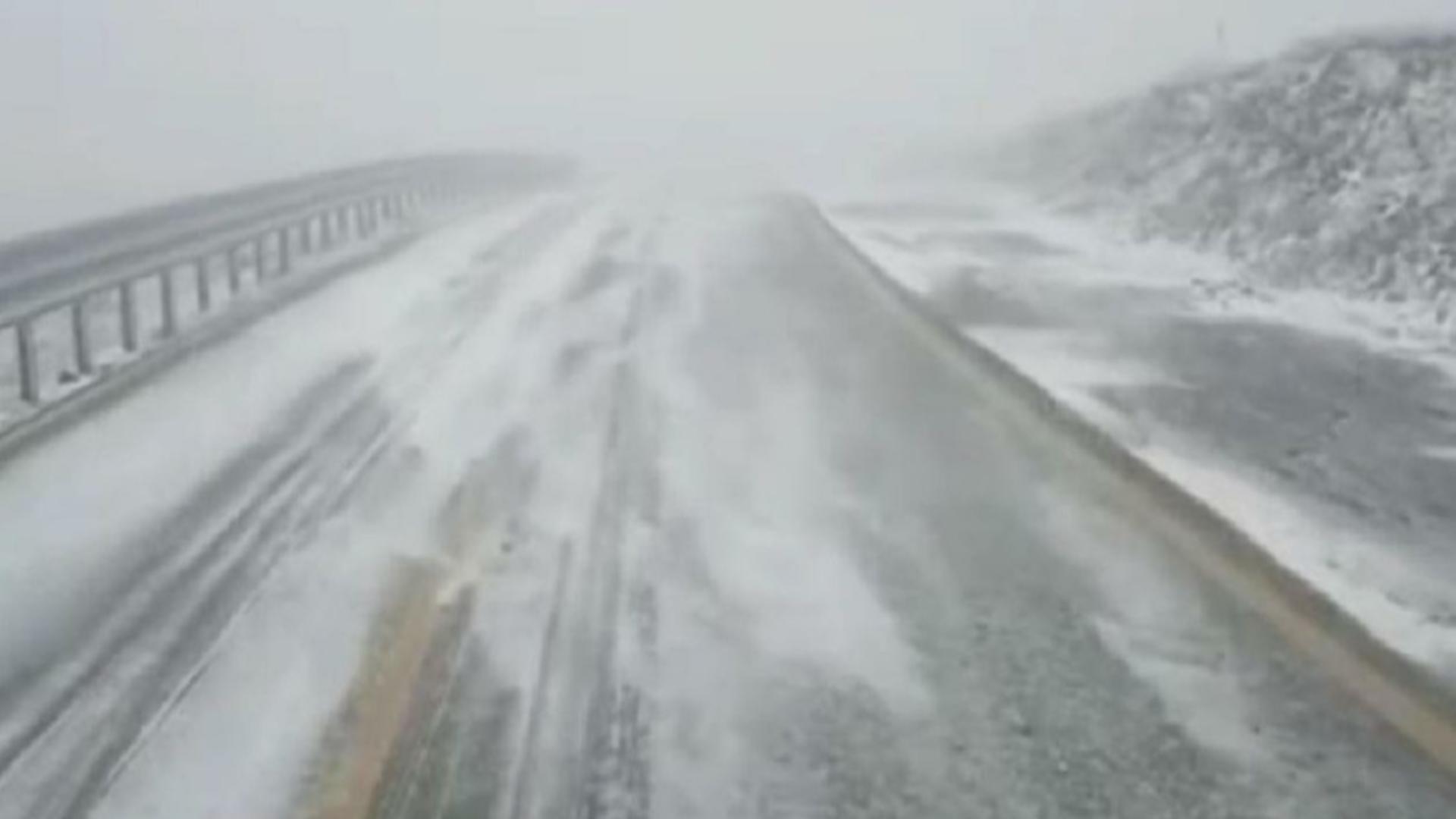 Zeci de drumuri blocate din cauza viscolului. Cod galben de viscol, drumarii intervin de urgență