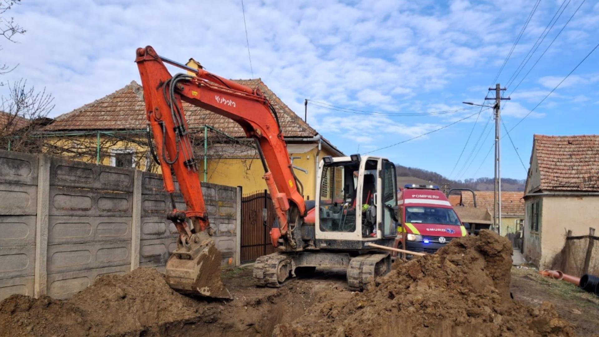 Misiune contra cronometru în Sibiu. Un bărbat a fost prins sub un mal de pământ.
