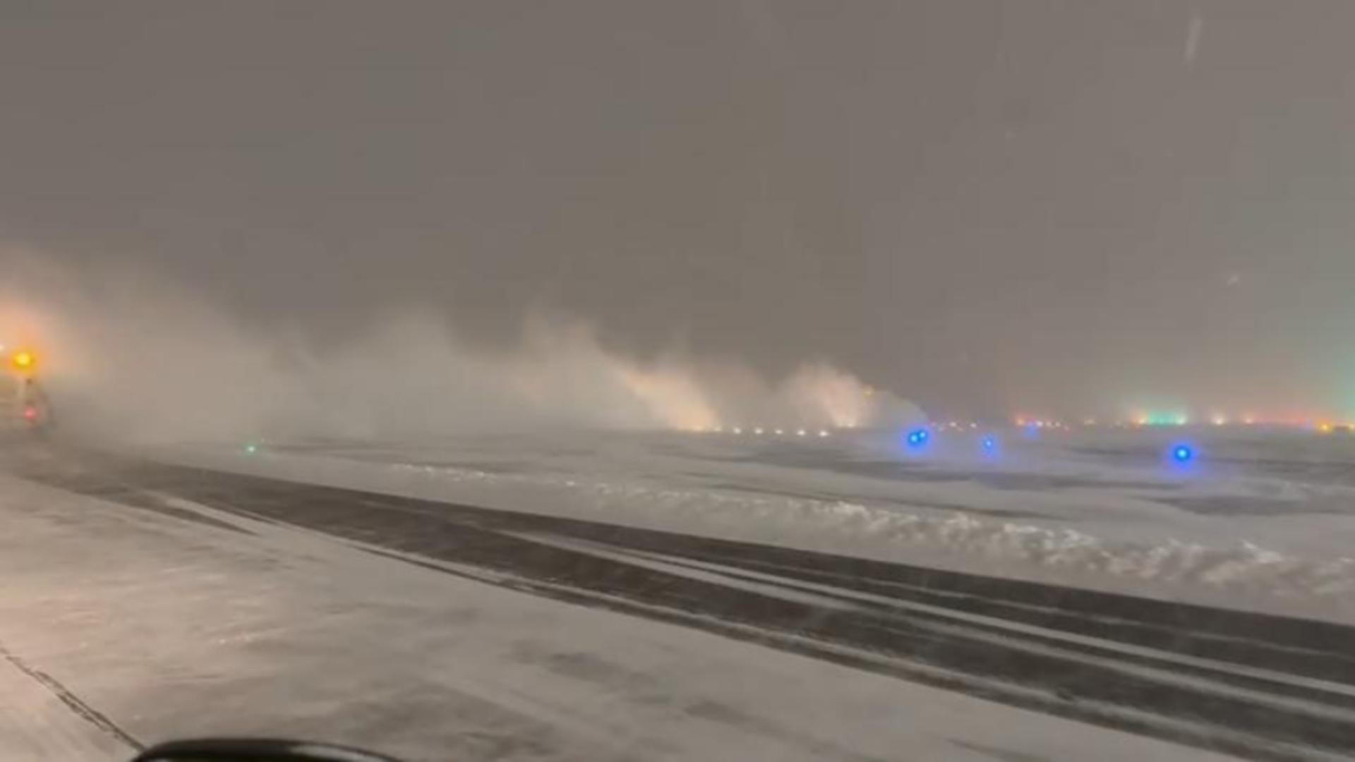 Zeci de utilaje de deszăpezire lucrează de zor pe aeroporturile Otopeni și Băneasa 