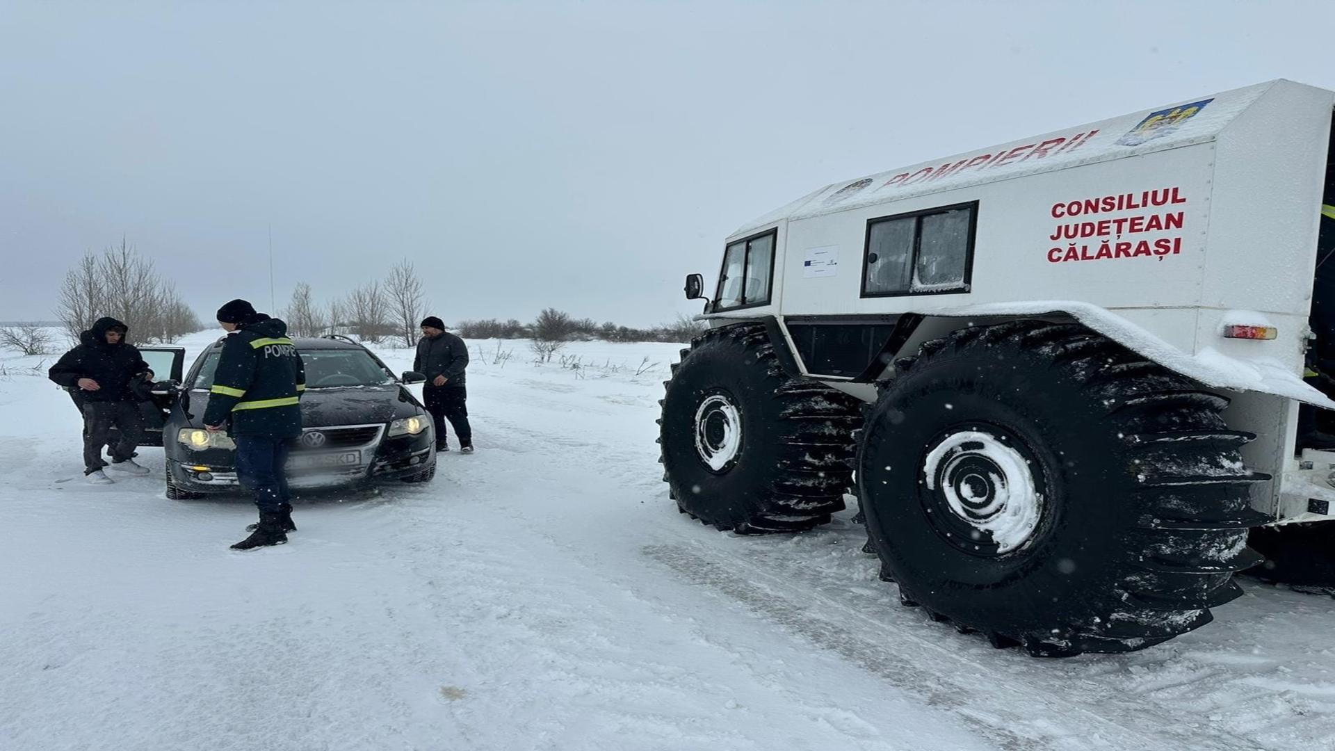 Multe drumuri din zonele afectate de alertele meteo sunt blocate din cauza nămeților. Foto ISU Giurgiu