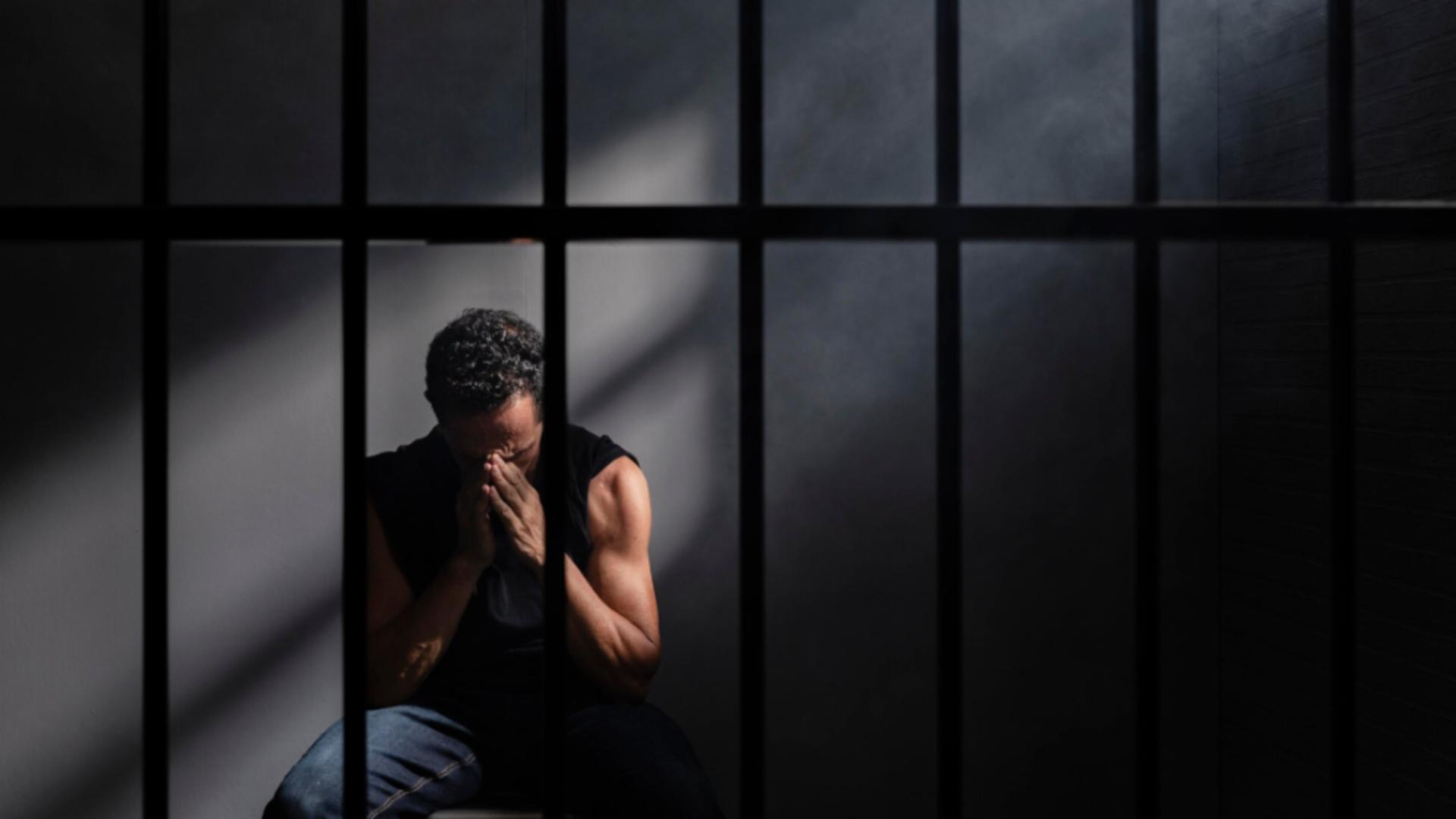 Detenție pe viață pentru bărbatul care și-a ucis cu toporul iubita însărcinată