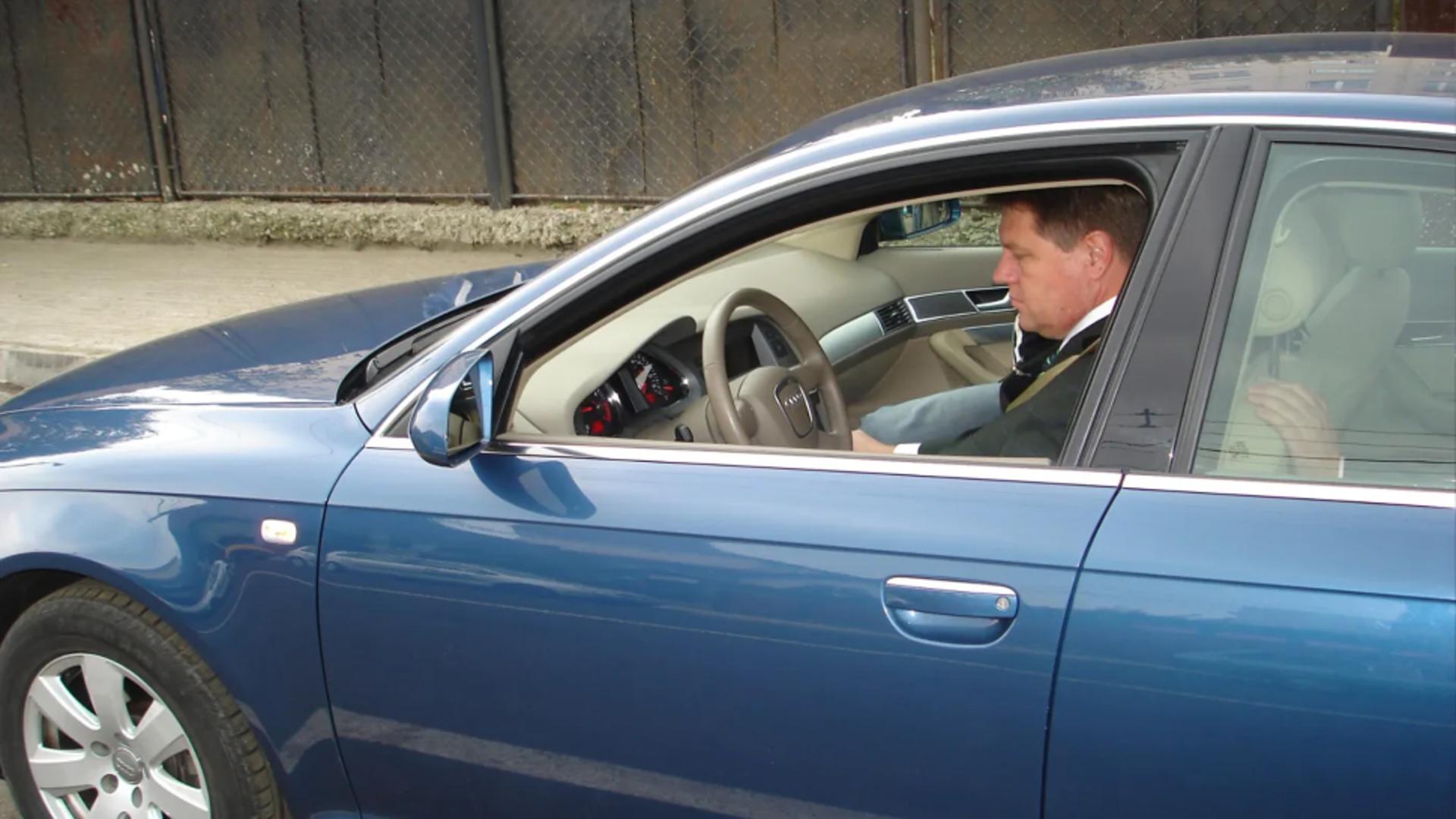 Klaus Iohannis la volanul autoturismului scos la licitatie (sursă: Mesagerul de Sibiu/Artmark)