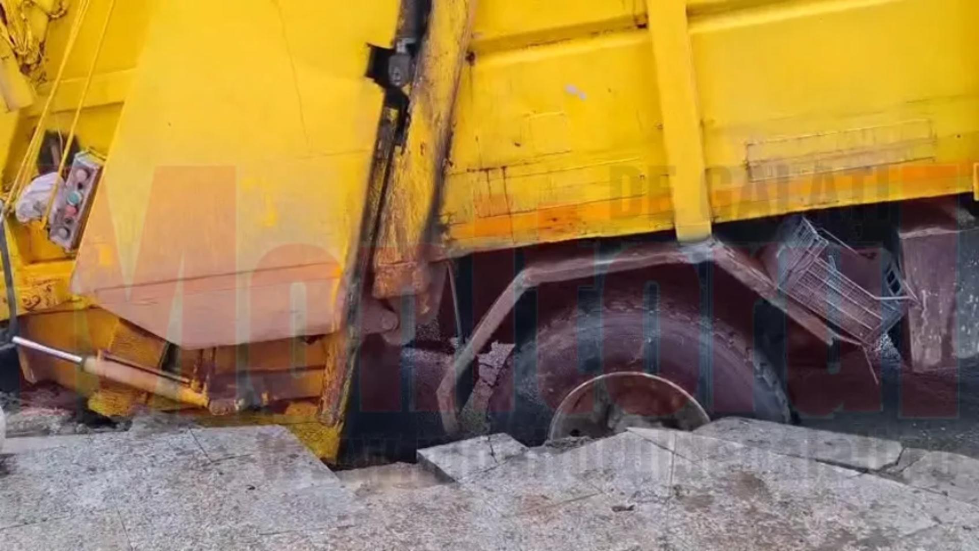 Șosea surpată în centrul Galați: o mașină de gunoi a căzut într-o groapă/ Captură foto Monitorul de Galați