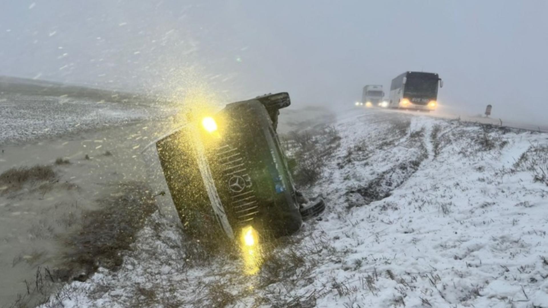 Microbuz răsturnat în Brăila.