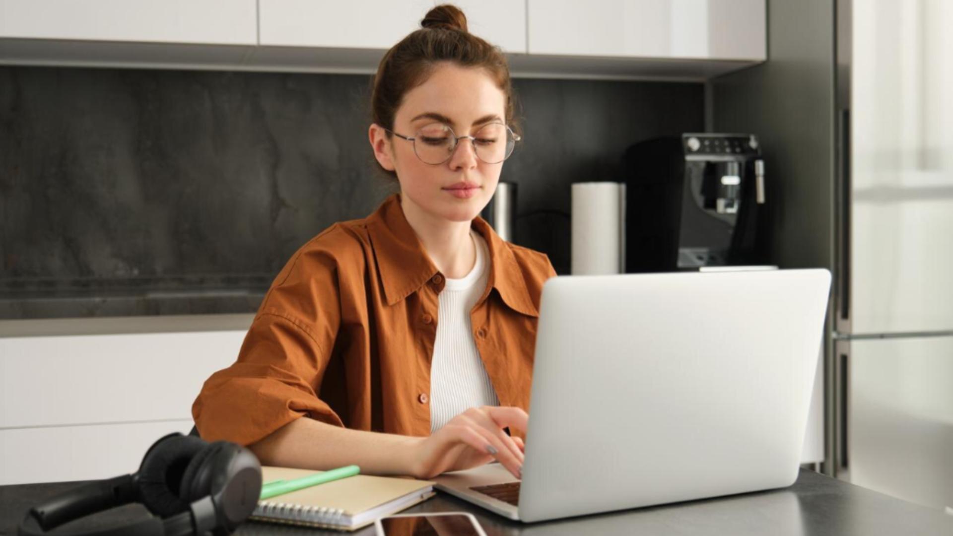 O angajată câștigă în instanță după ce s-a accidentat în timp ce lucra de acasă