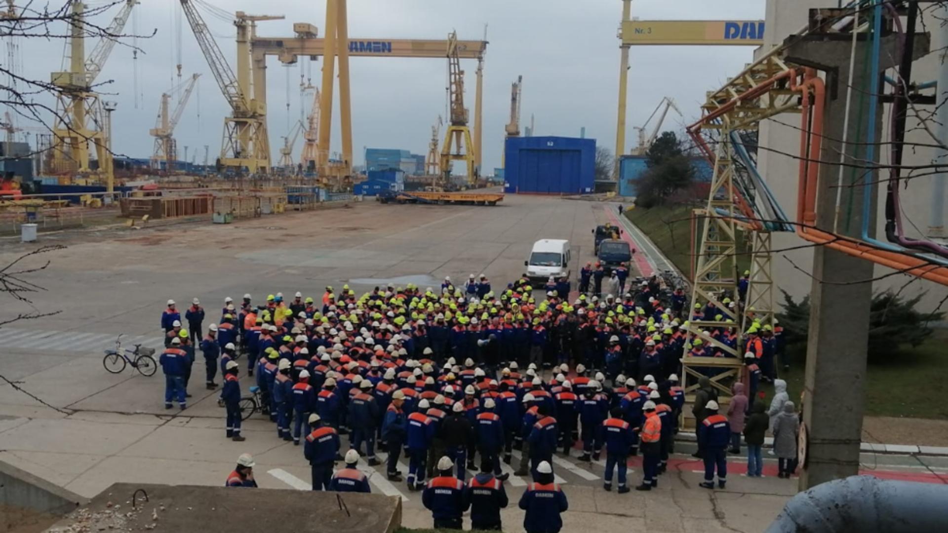 Tensiuni la Șantierul Naval Damen Mangalia: Sute de angajați au declanșat un protest spontan vineri dimineață