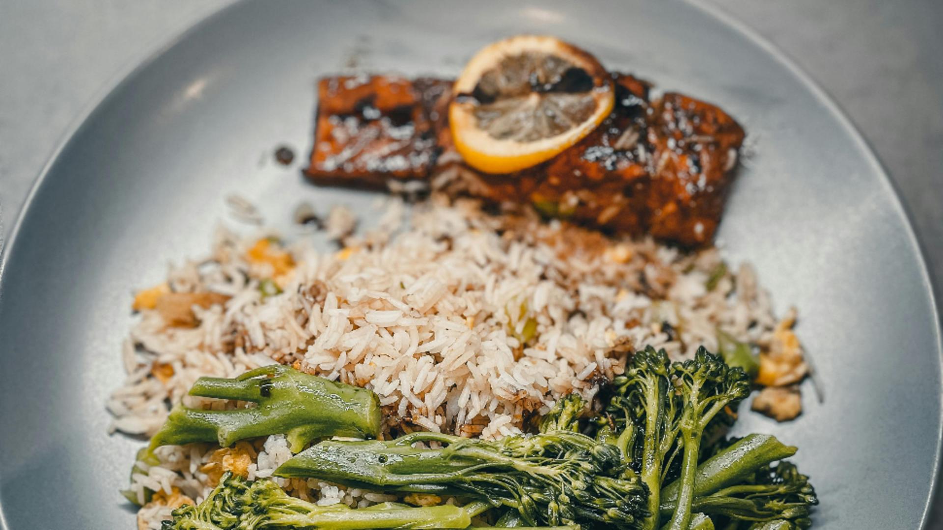 Cea mai gustoasă rețetă de orez cu somon. Ingredientul care îi conferă un gust aparte