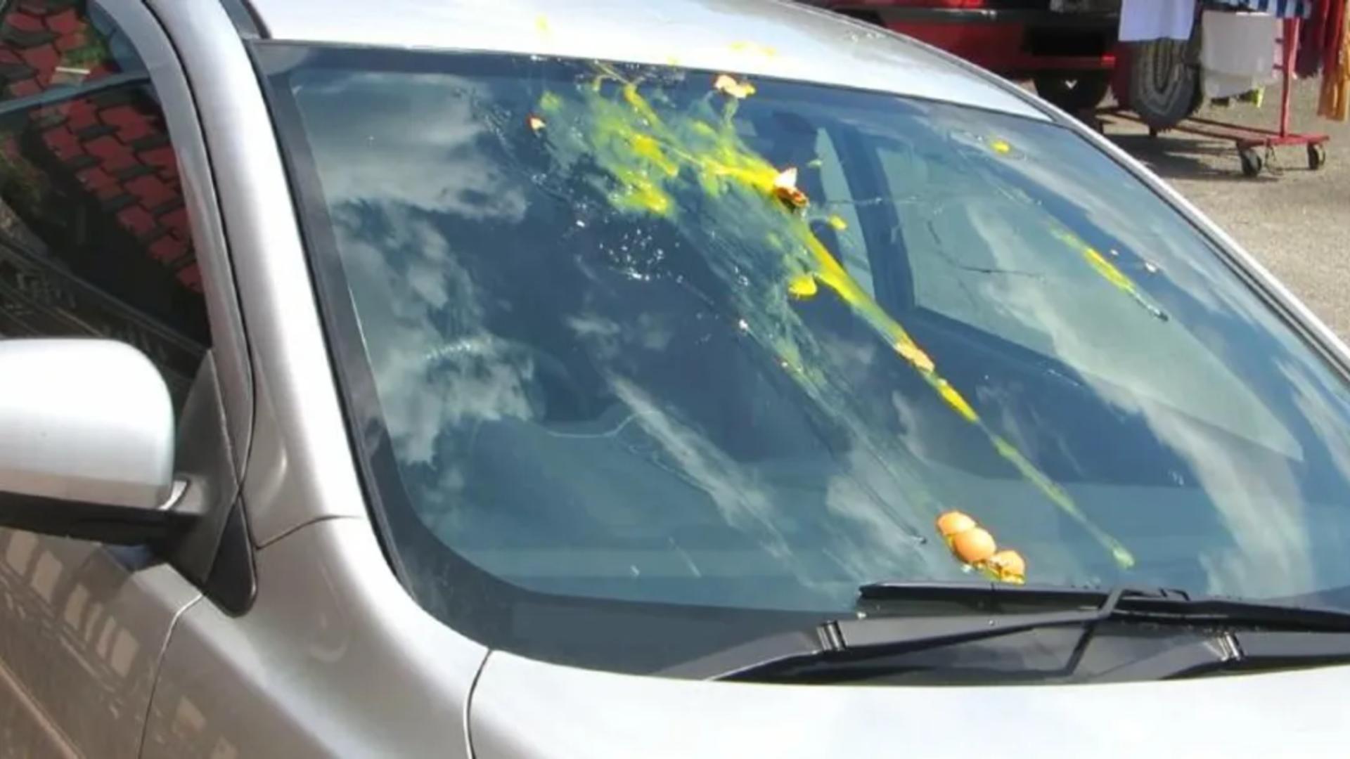 Noua schemă a hoților: metoda ”oului pe parbriz” 