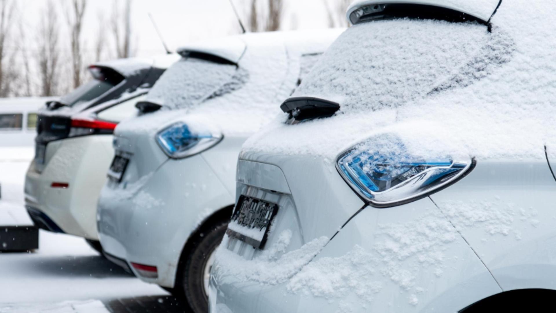 Cine trebuie să curețe locurile de parcare după ninsori