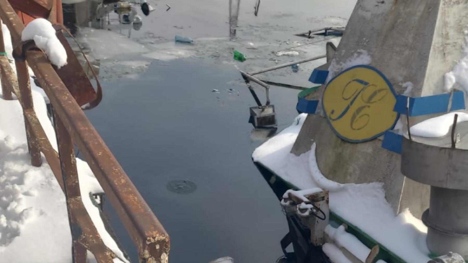 Dezastru ecologic pe Dunăre. O navă cu produse petroliere s-a scufundat în zona Plaja Veche din Giurgiu FOTO+VIDEO