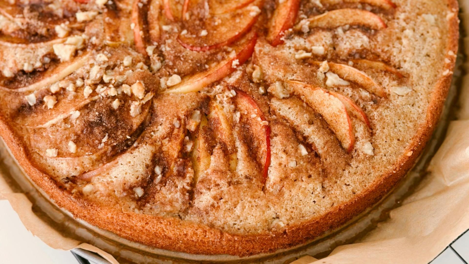 Prăjitură pufoasă cu pere și scorțișoară. Rețeta unui desert potrivit pentru zilele de iarnă