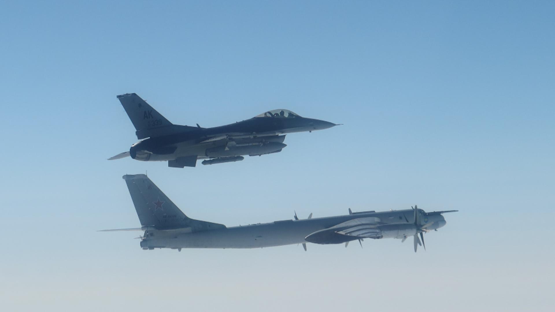 Tensiuni în aer. Cinci avioane ruseşti, escortate de aviaţia americană şi canadiană după ce au fost detectate în largul Alaskăi / Profimedia