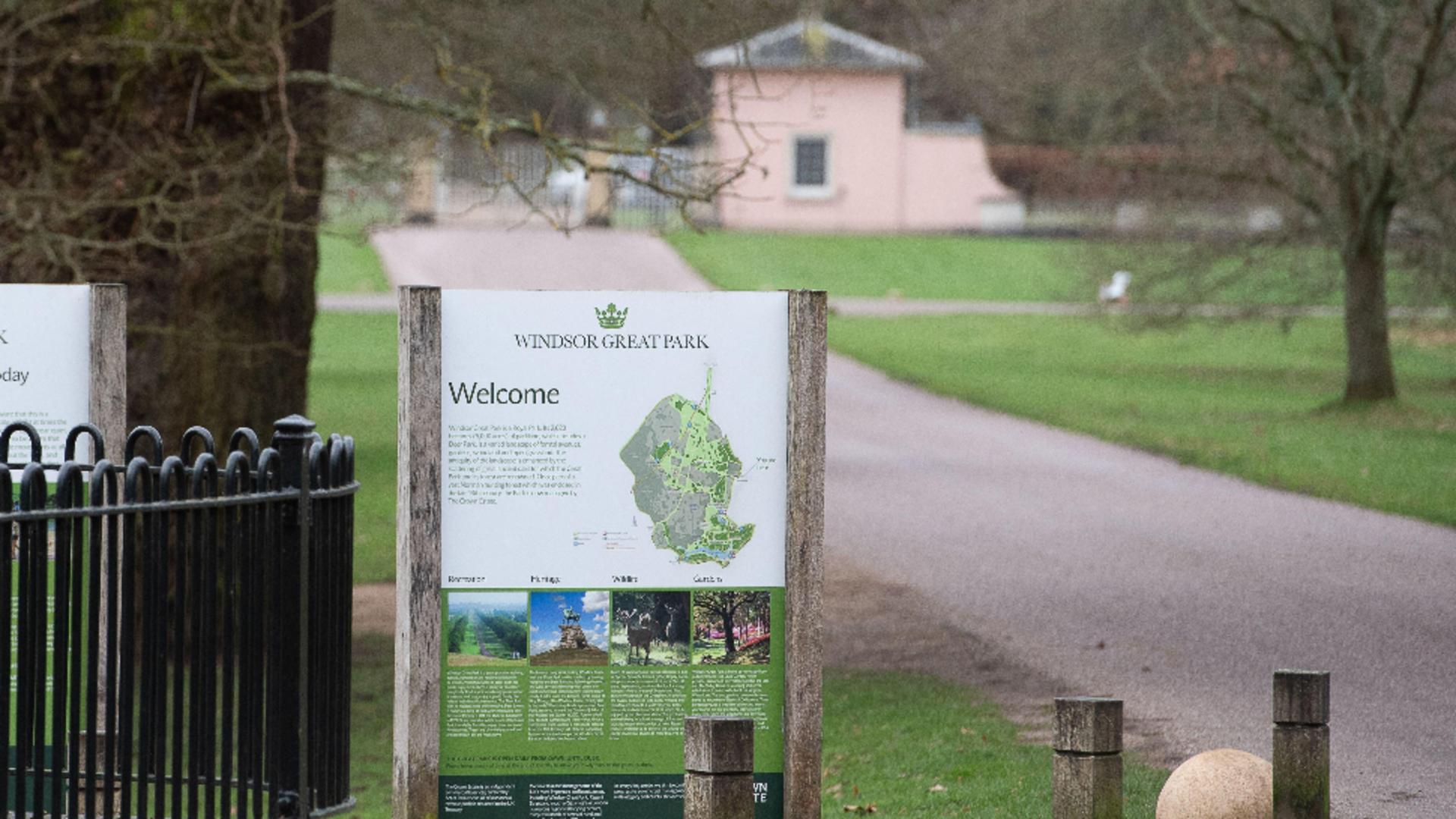 Percheziţii la Royal Lodge după arestarea și eliberarea prințului Andrew, suspectat de legături cu Jeffrey Epstein / Profimedia