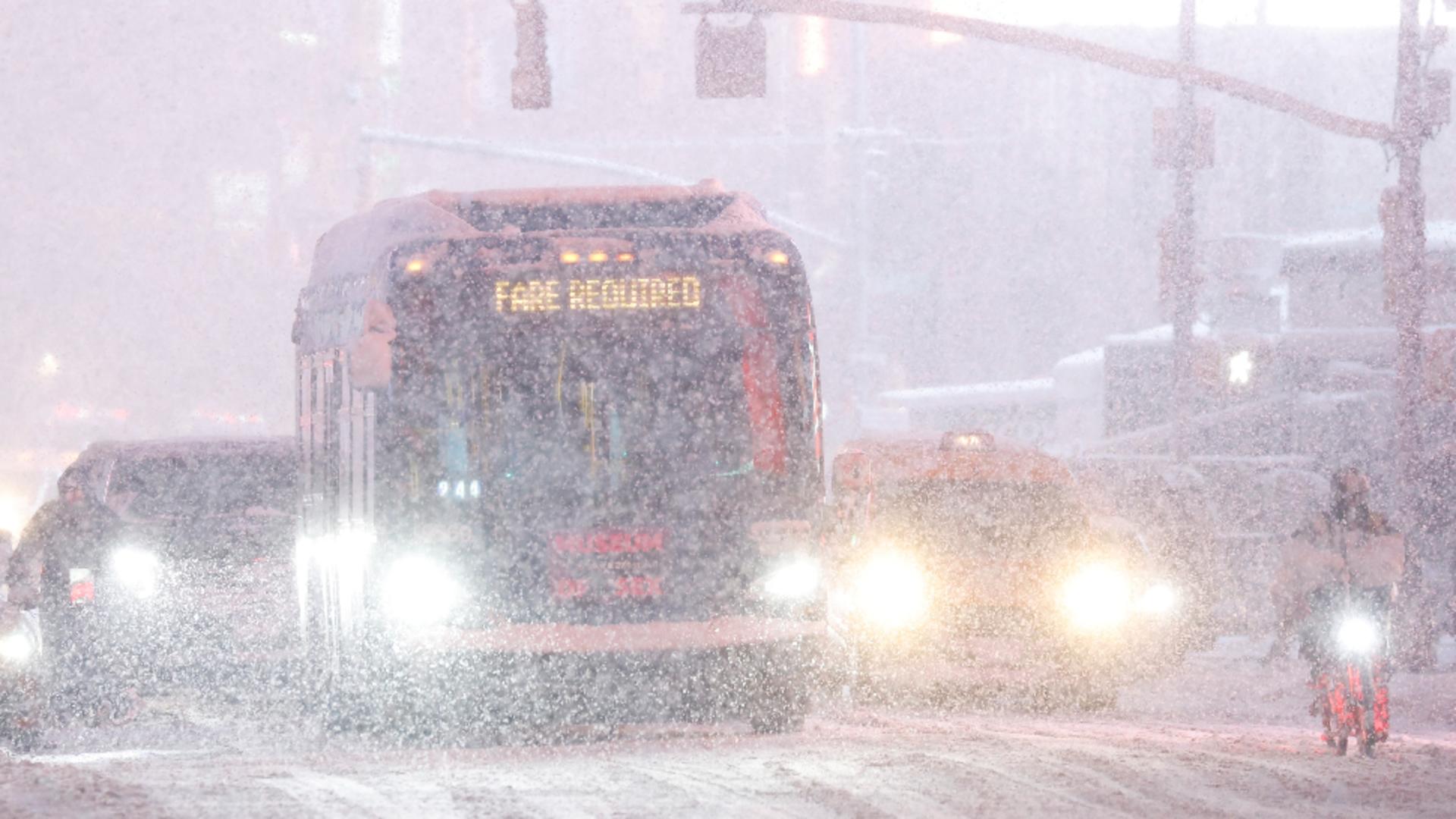 Furtună de zăpadă istorică în New York: circulație interzisă, școli închise și mii de zboruri anulate