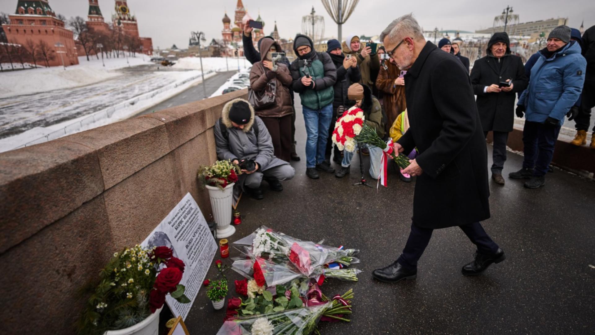 Depunere de flori pe Podul Bolshoi Moskvoretsky. Foto: Profimedia